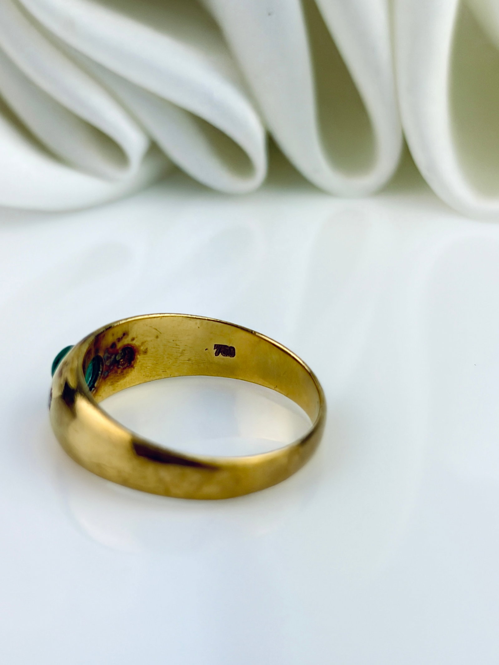 VINTAGE 18CT YELLOW GOLD CABOCHON EMERALD AND DIAMOND 3 STONE RING - 8