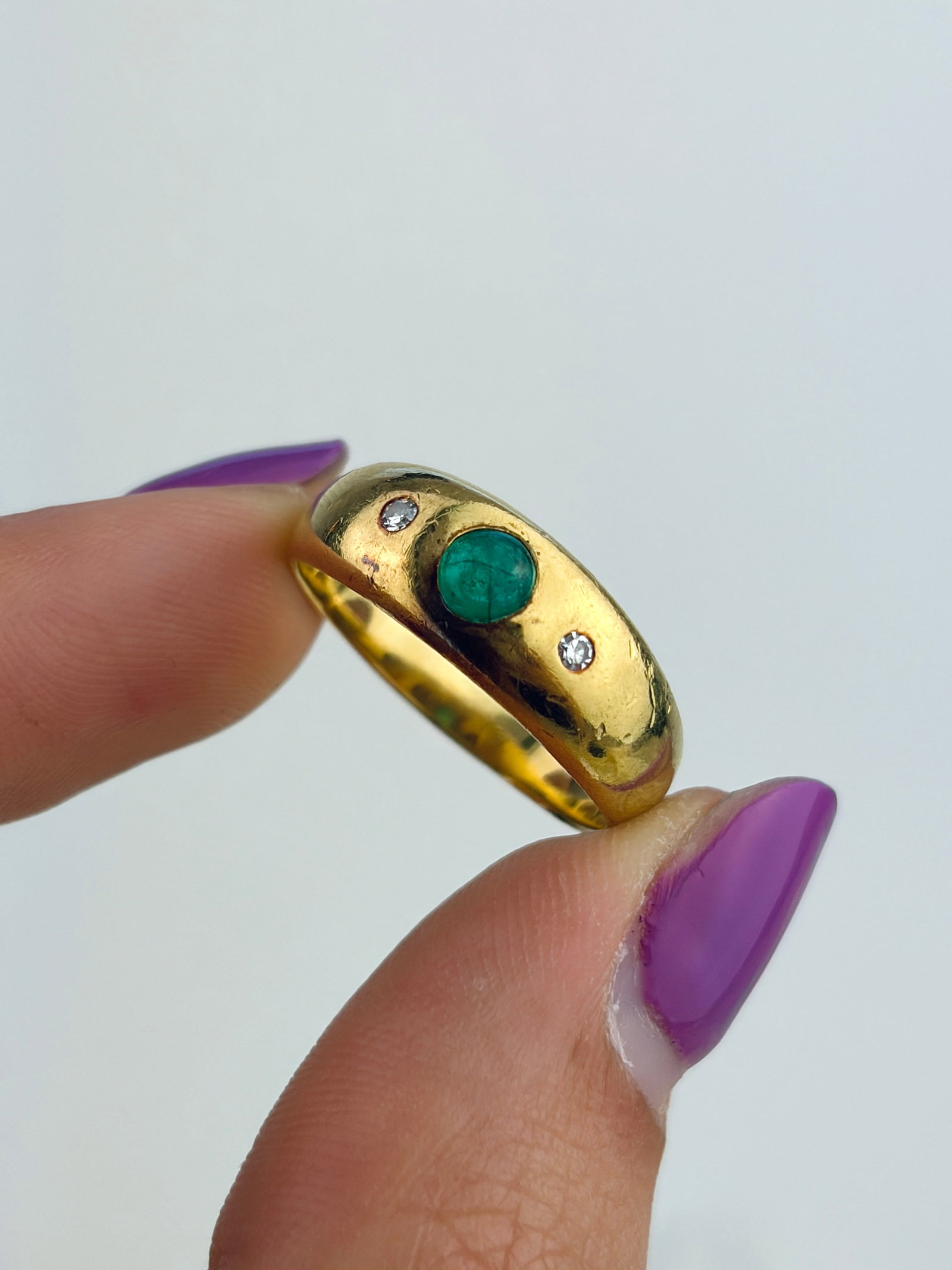 VINTAGE 18CT YELLOW GOLD CABOCHON EMERALD AND DIAMOND 3 STONE RING - 9
