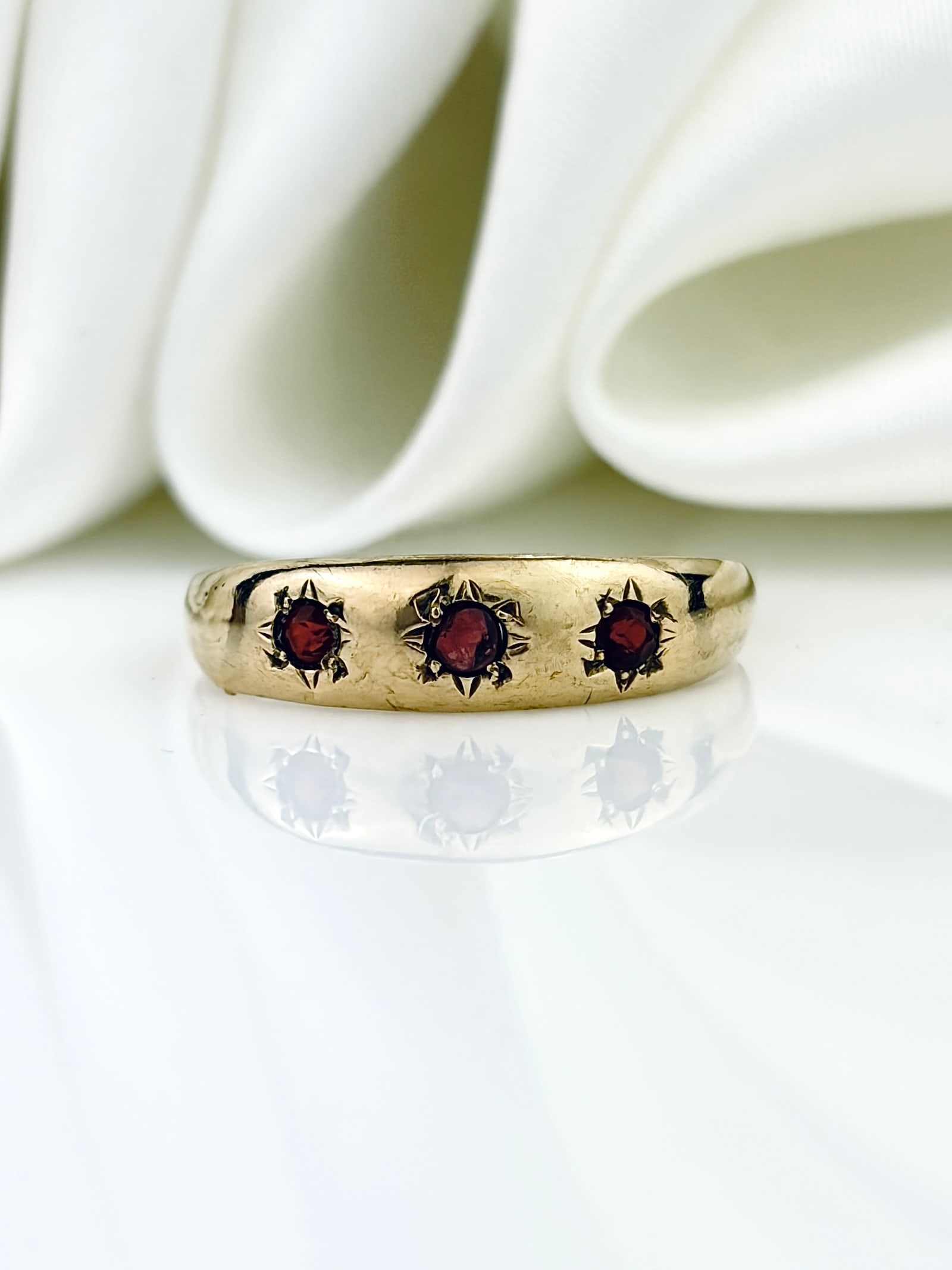 VINTAGE 9CT YELLOW GOLD GARNET 3 STONE STAR RING: VINTAGE 9CT YELLOW GOLD GARNET 3 STONE STAR RING