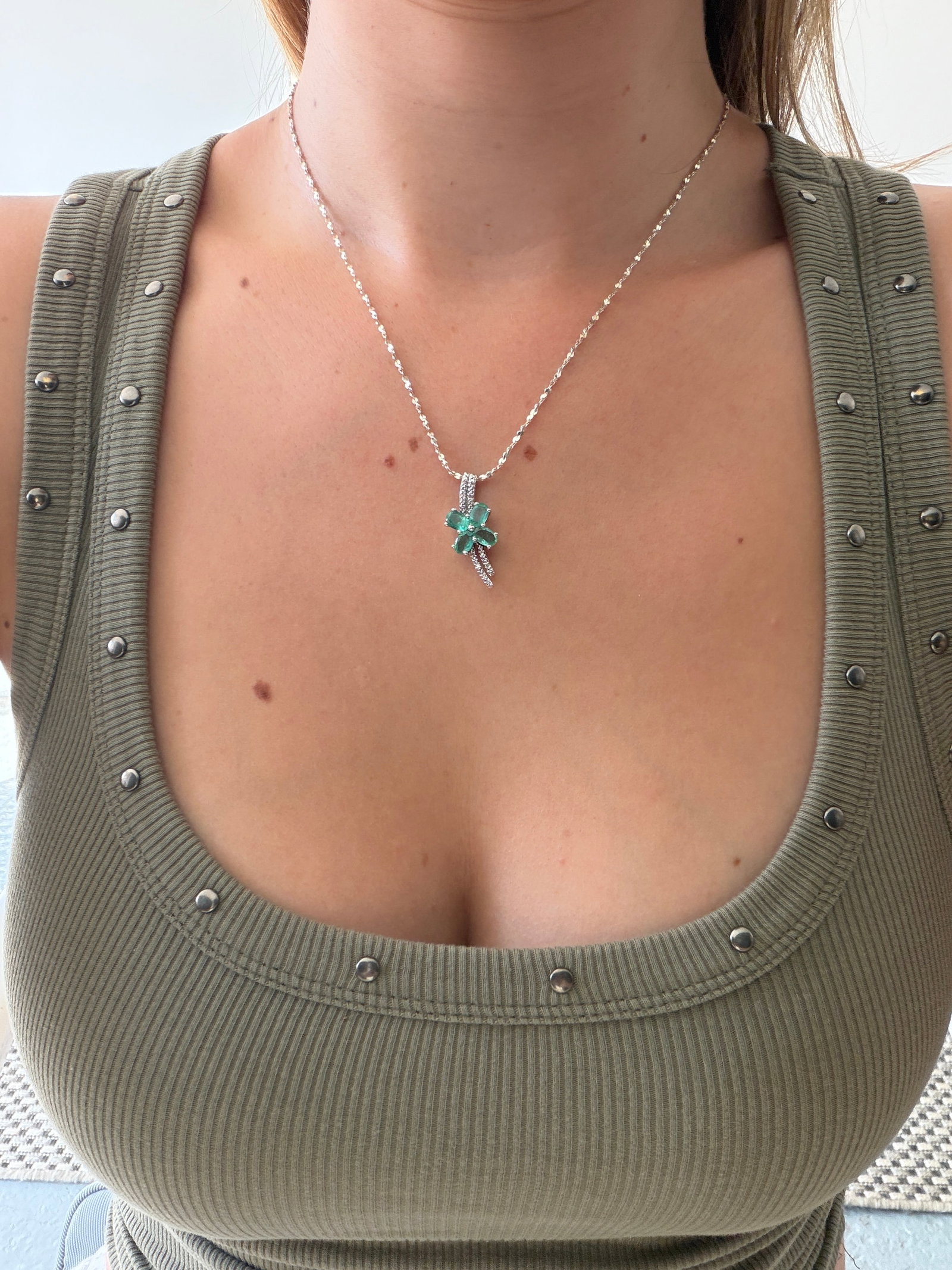 Vintage 10ct White Gold Emerald and Diamond Pendant on a Silver Chain - 2