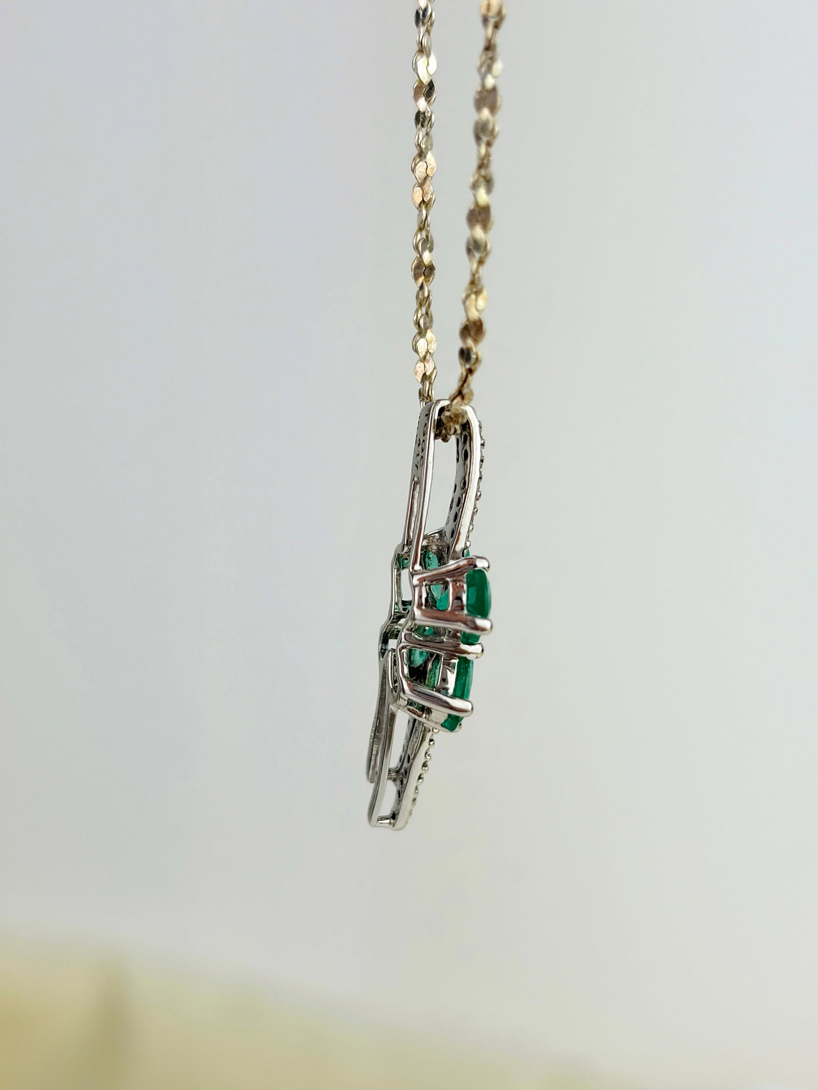 Vintage 10ct White Gold Emerald and Diamond Pendant on a Silver Chain - 3