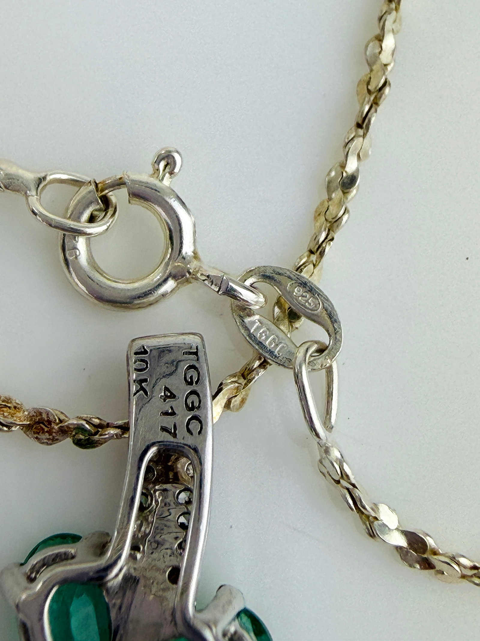 Vintage 10ct White Gold Emerald and Diamond Pendant on a Silver Chain - 4