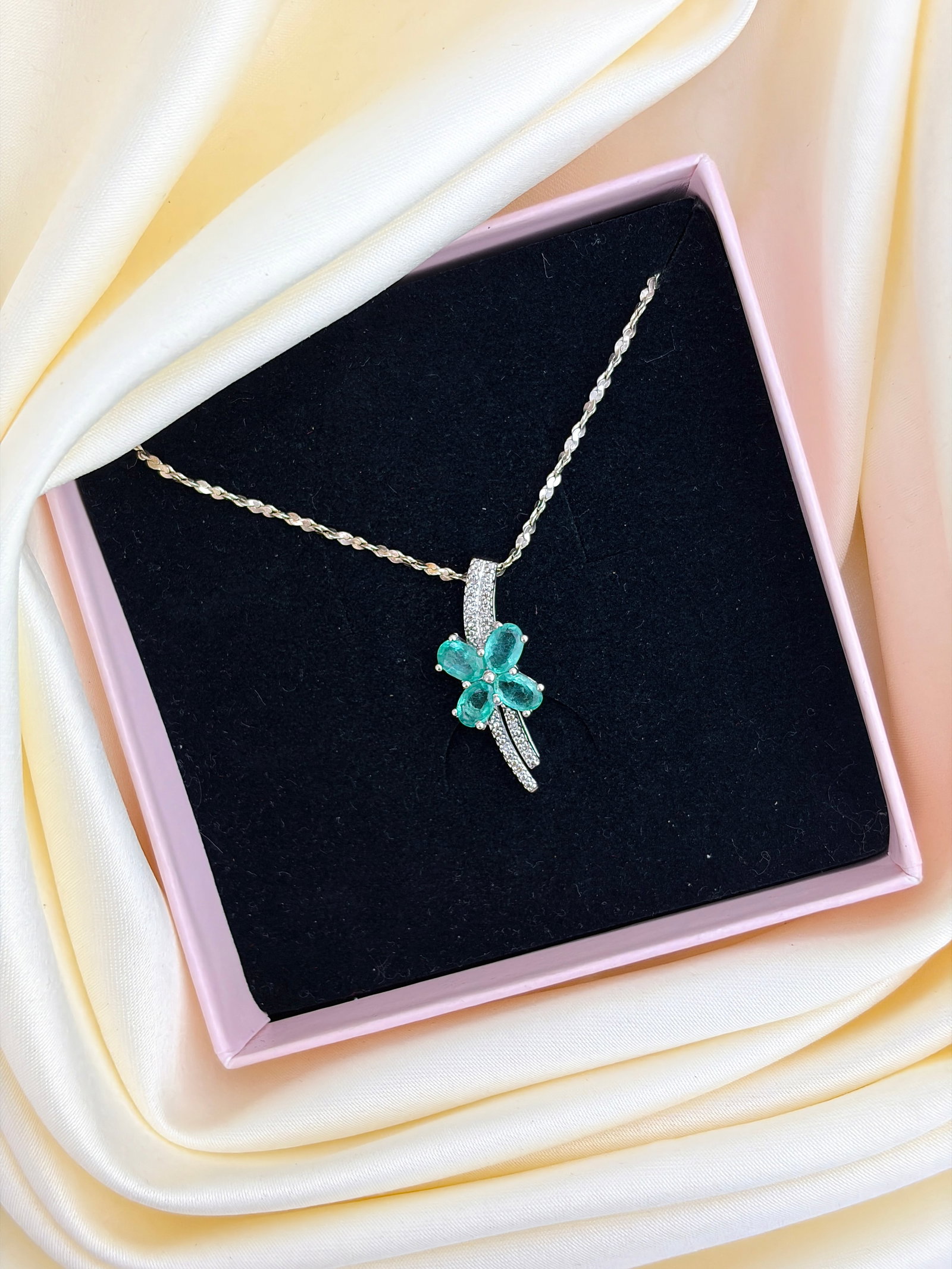 Vintage 10ct White Gold Emerald and Diamond Pendant on a Silver Chain - 5