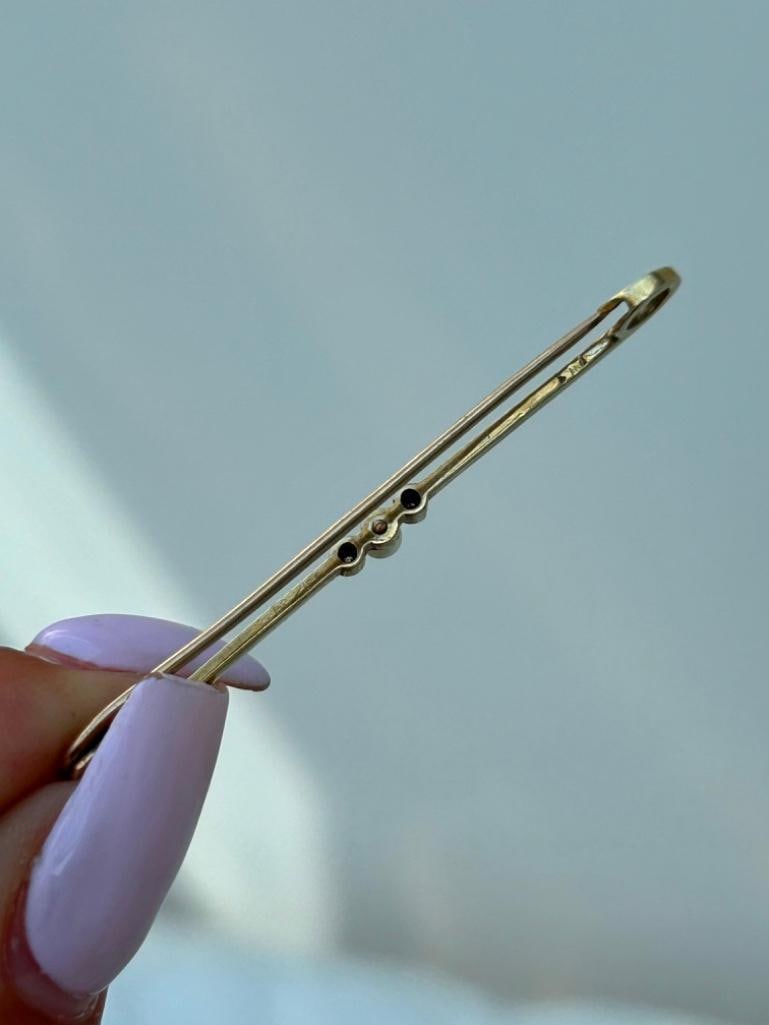 Antique 15ct Yellow Gold Diamond and Pearl Bar Brooch: Antique 15ct Yellow Gold Diamond and Pearl Bar Brooch sweet and dainty pearl and diamond brooch measurements length 51mm width 2mm weight 1.93g materia