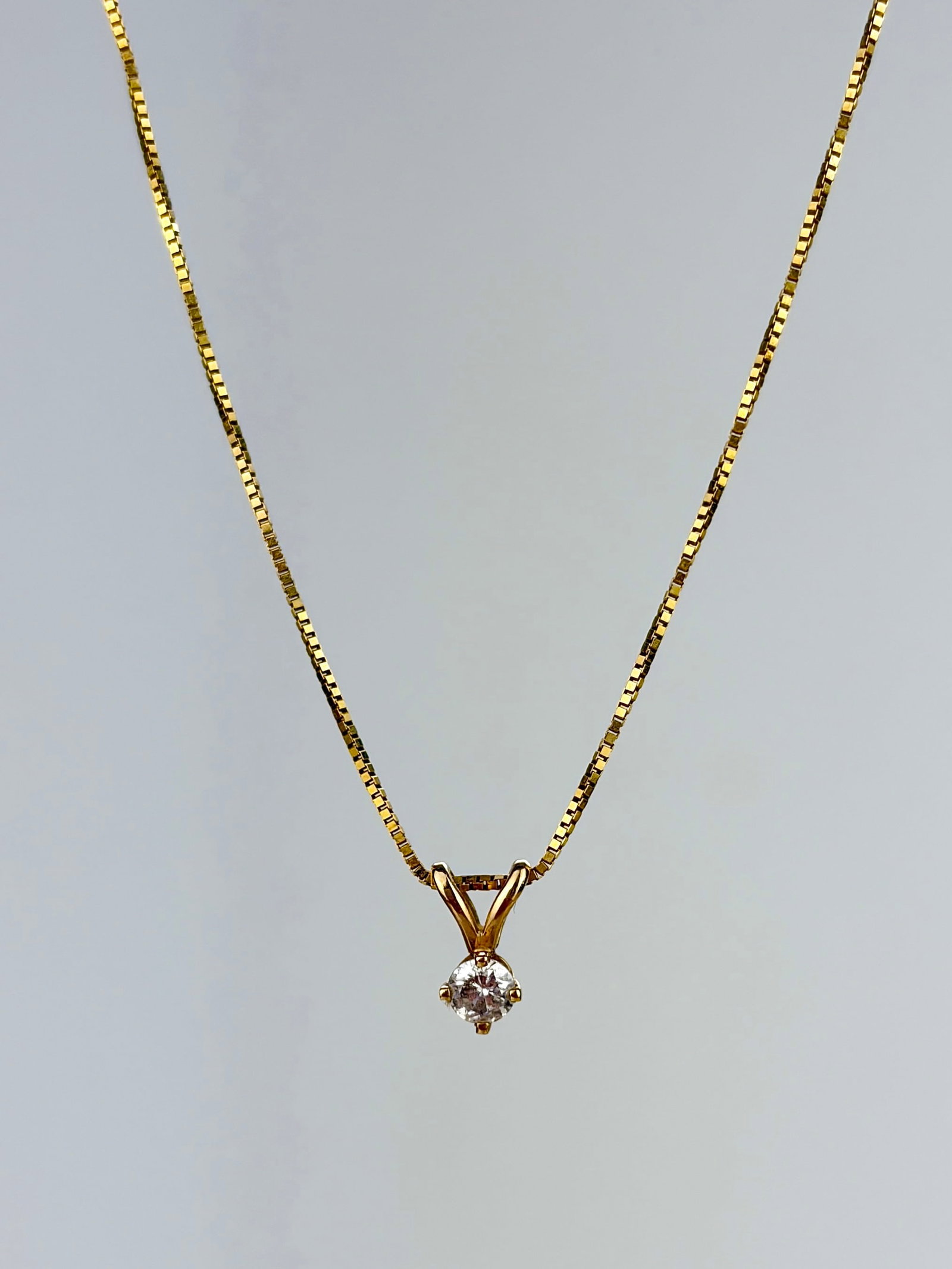 SWEETEST 14CT YELLOW GOLD DIAMOND CHARM ON BOX LINK CHAIN: SWEETEST 14CT YELLOW GOLD DIAMOND CHARM ON BOX LINK CHAIN A lovely, dainty diamond pendant on a sweet box link chain!