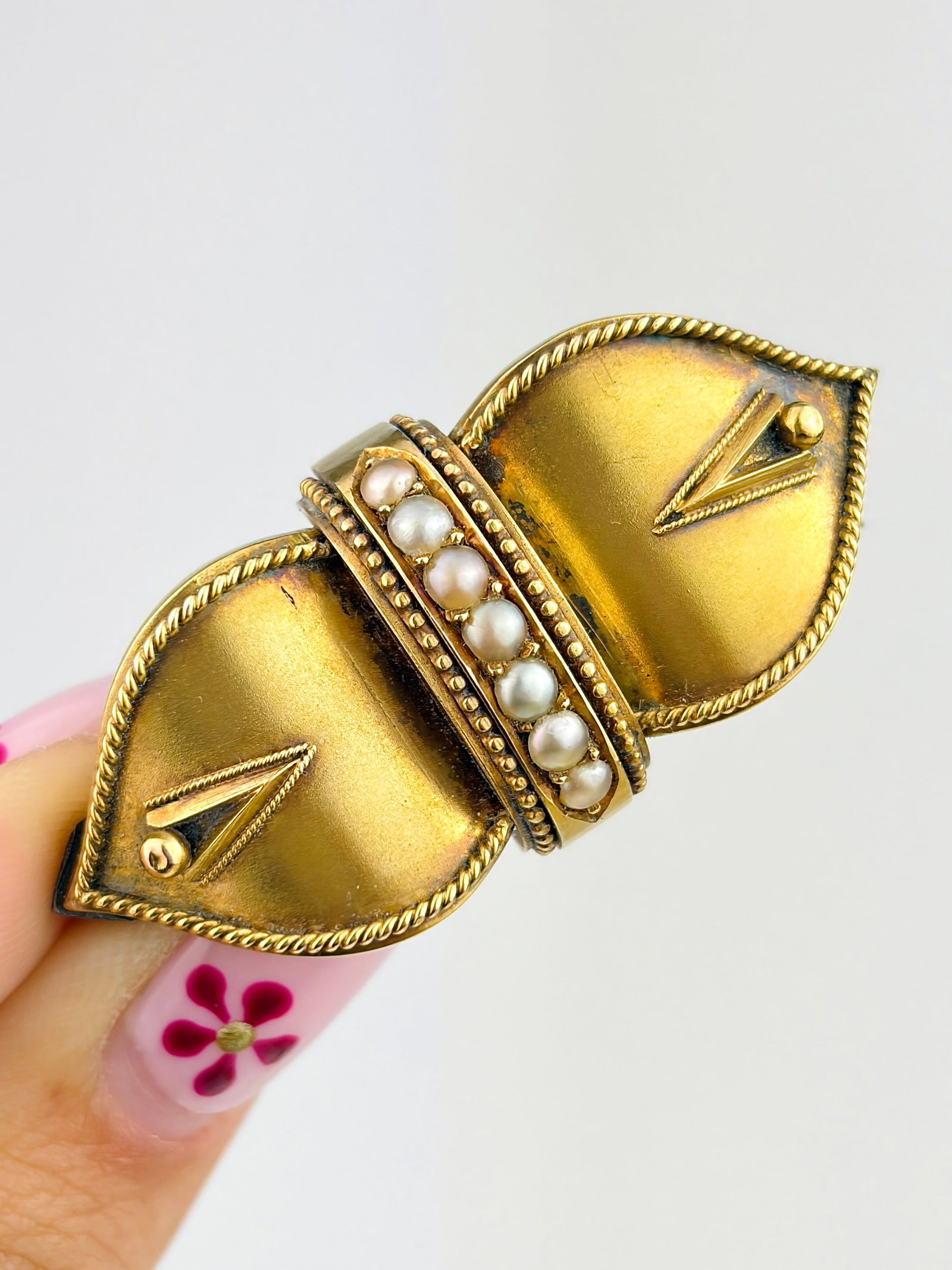 Antique large chunky 18ct yellow gold and pearl victorian era brooch: Antique large chunky 18ct yellow gold and pearl victorian era brooch Wonderful intricate design Weight 7.70 g Measure 4.5 cm x 2 cm Office use QZZ 
