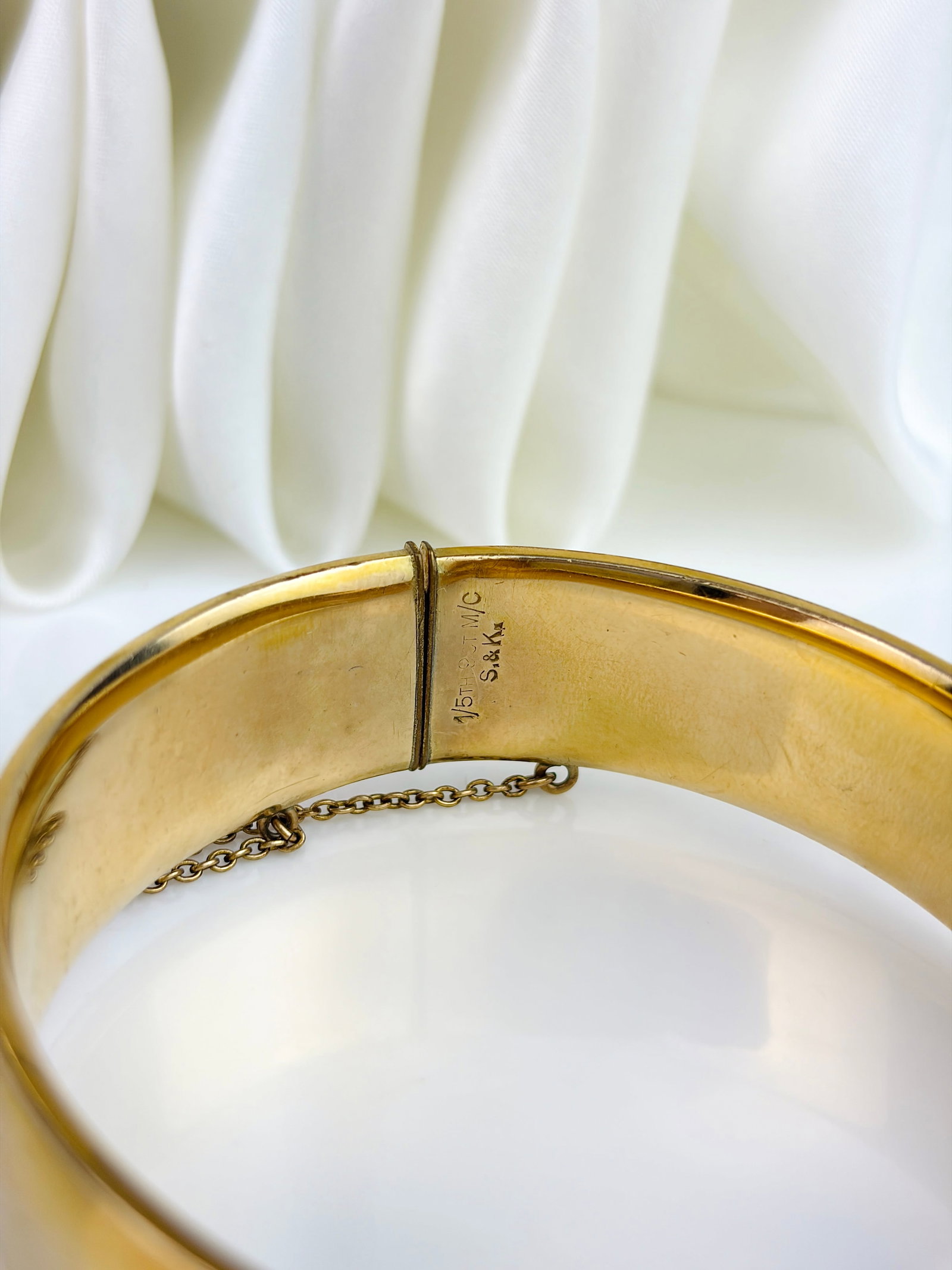 Vintage Wide 1/5th 9ct Gold Metal Core Swirl Bangle - 3