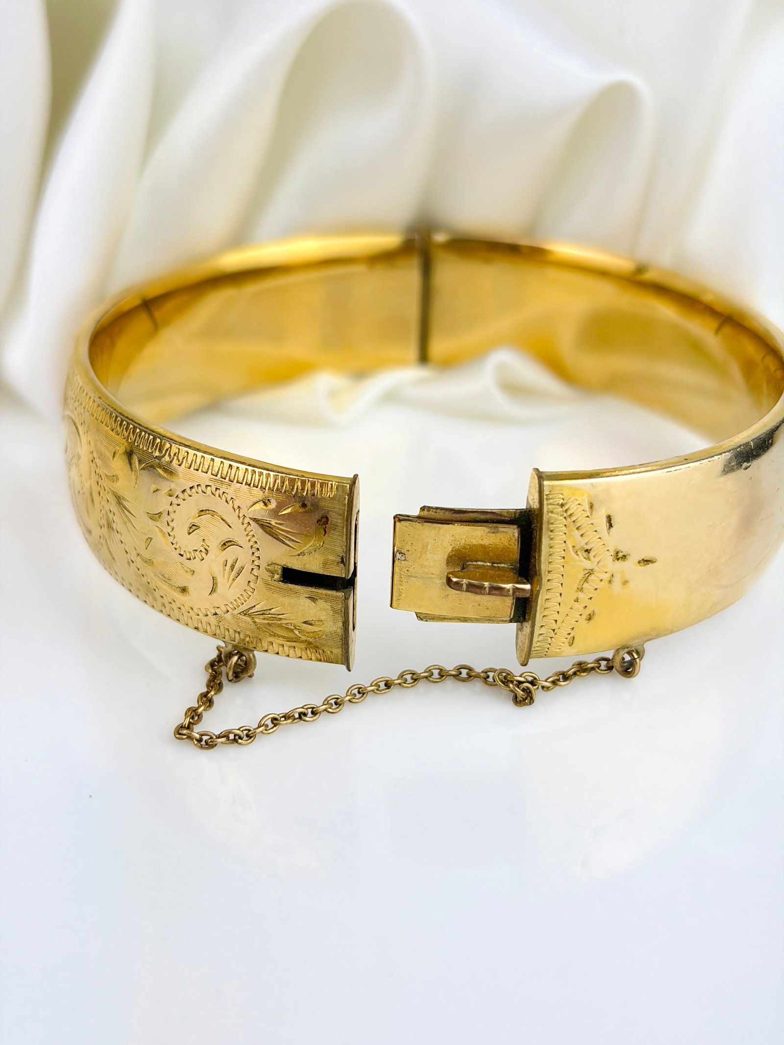 Vintage Wide 1/5th 9ct Gold Metal Core Swirl Bangle - 4