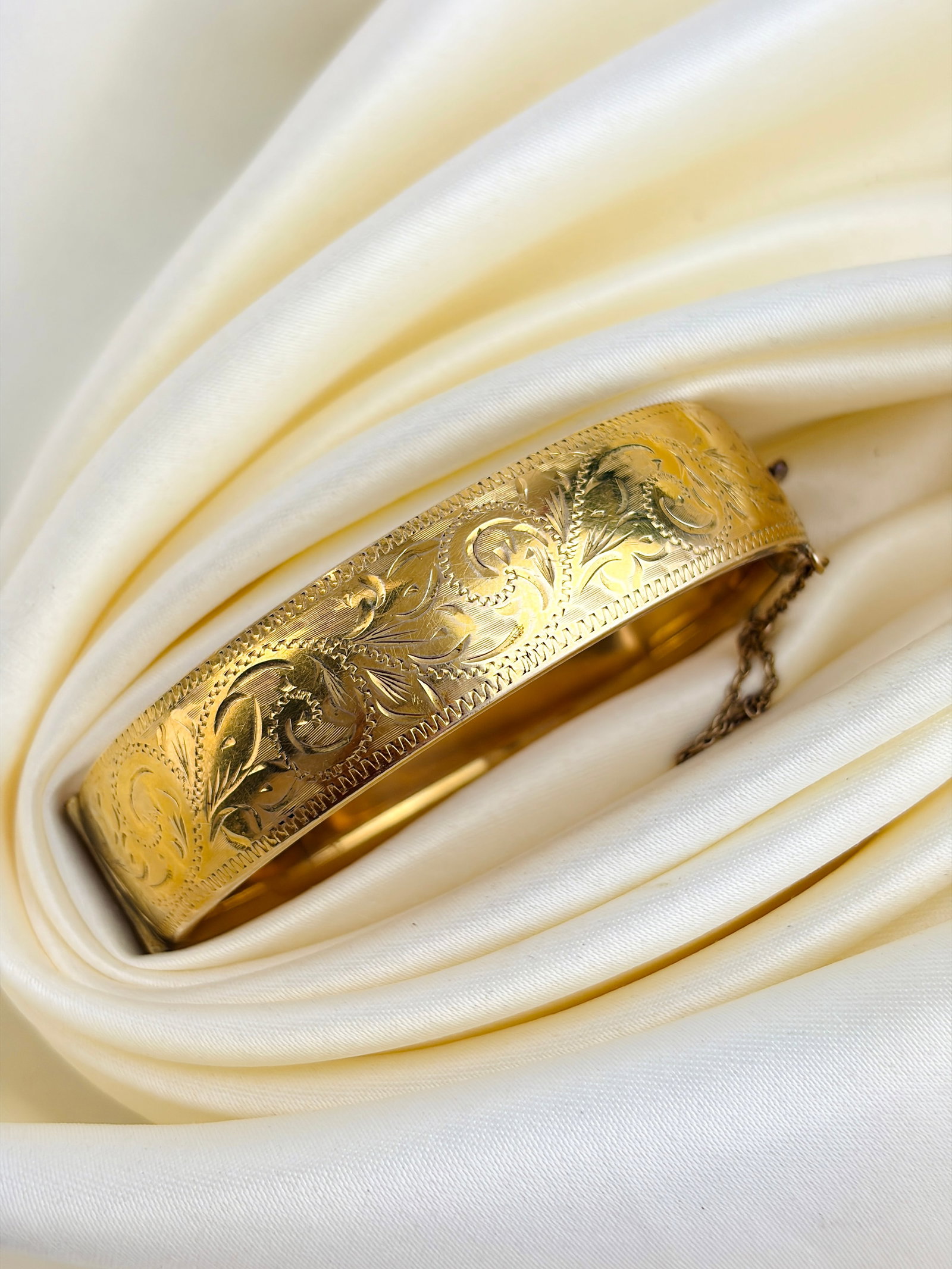 Vintage Wide 1/5th 9ct Gold Metal Core Swirl Bangle - 6