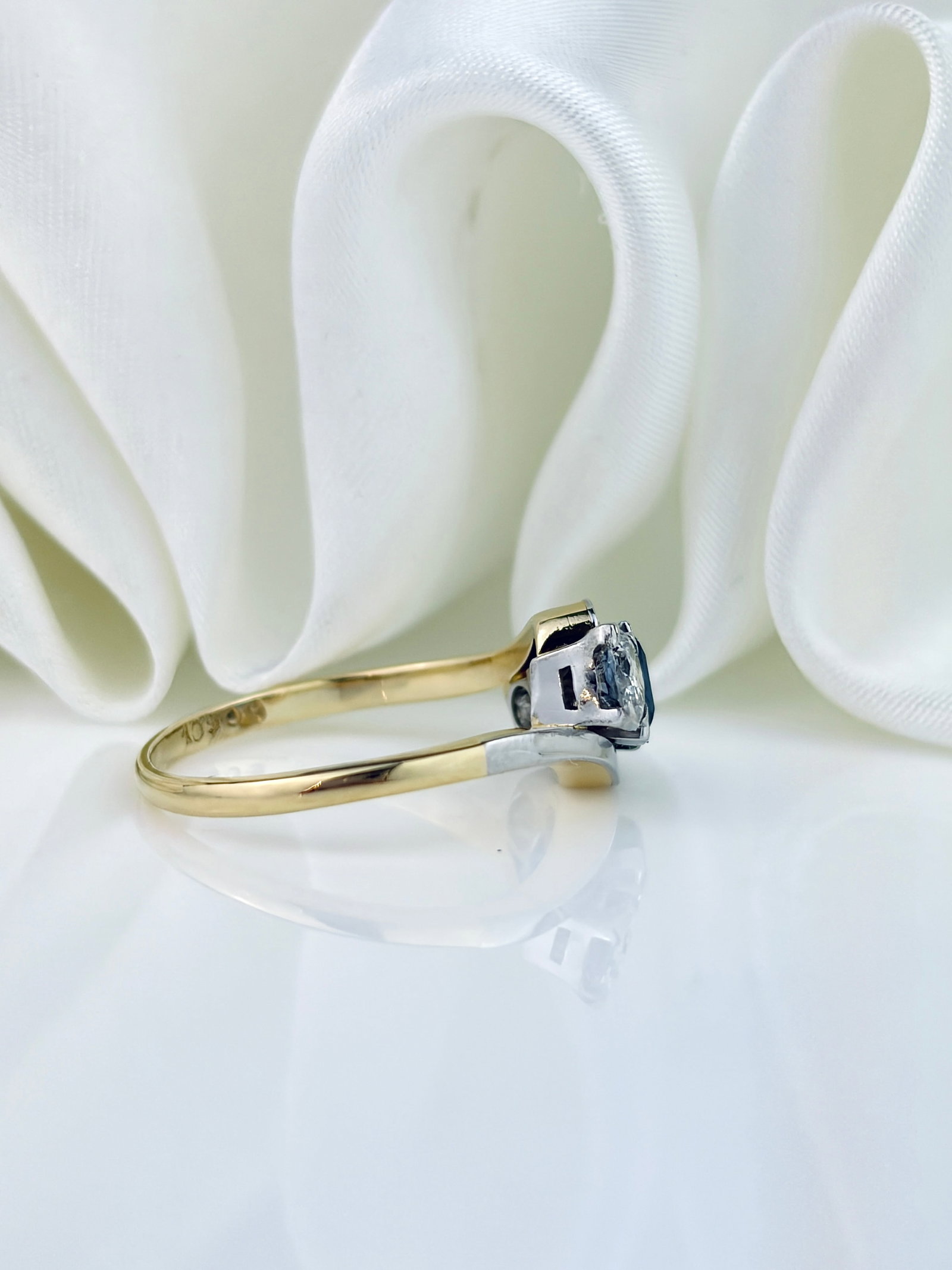 VINTAGE 18CT GOLD AND PLATINUM SAPPHIRE AND DIAMOND 3 STONE TWIST RING - 2