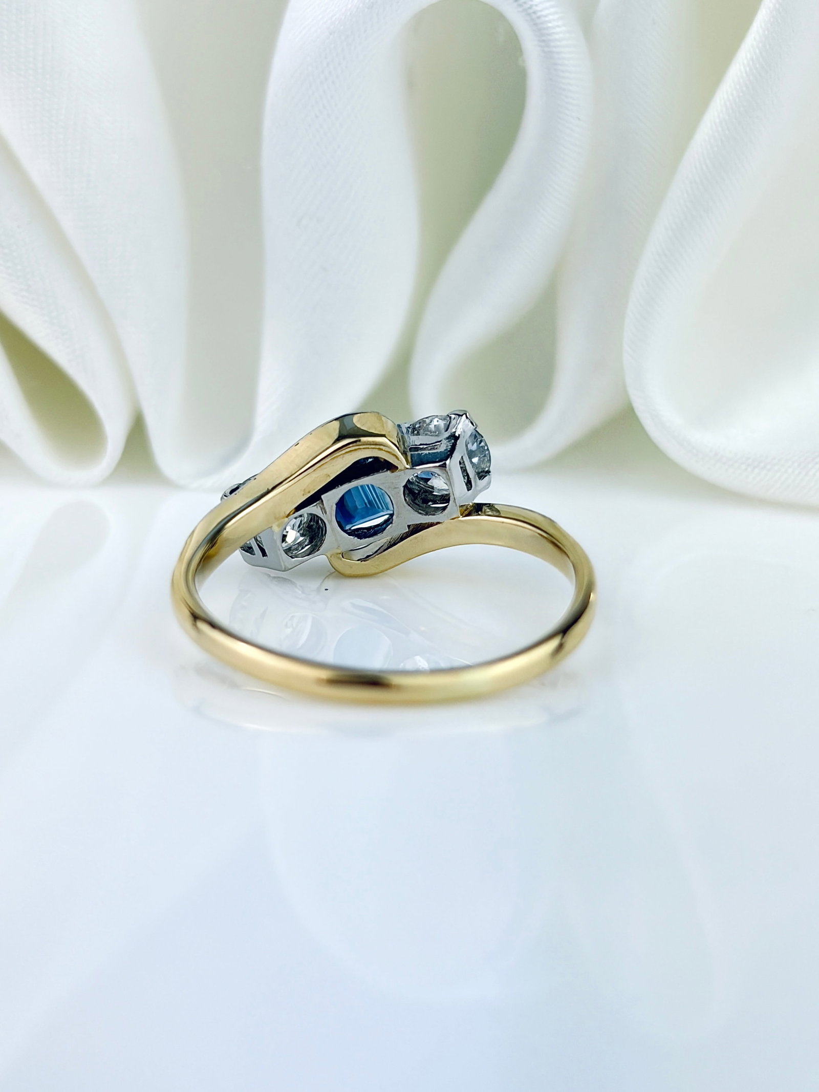 VINTAGE 18CT GOLD AND PLATINUM SAPPHIRE AND DIAMOND 3 STONE TWIST RING - 3