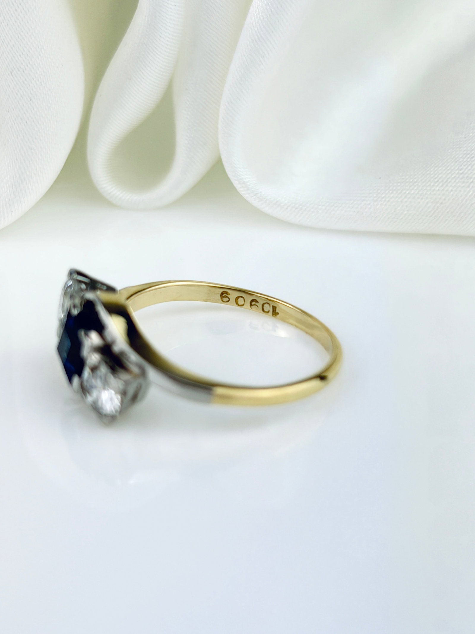 VINTAGE 18CT GOLD AND PLATINUM SAPPHIRE AND DIAMOND 3 STONE TWIST RING - 5