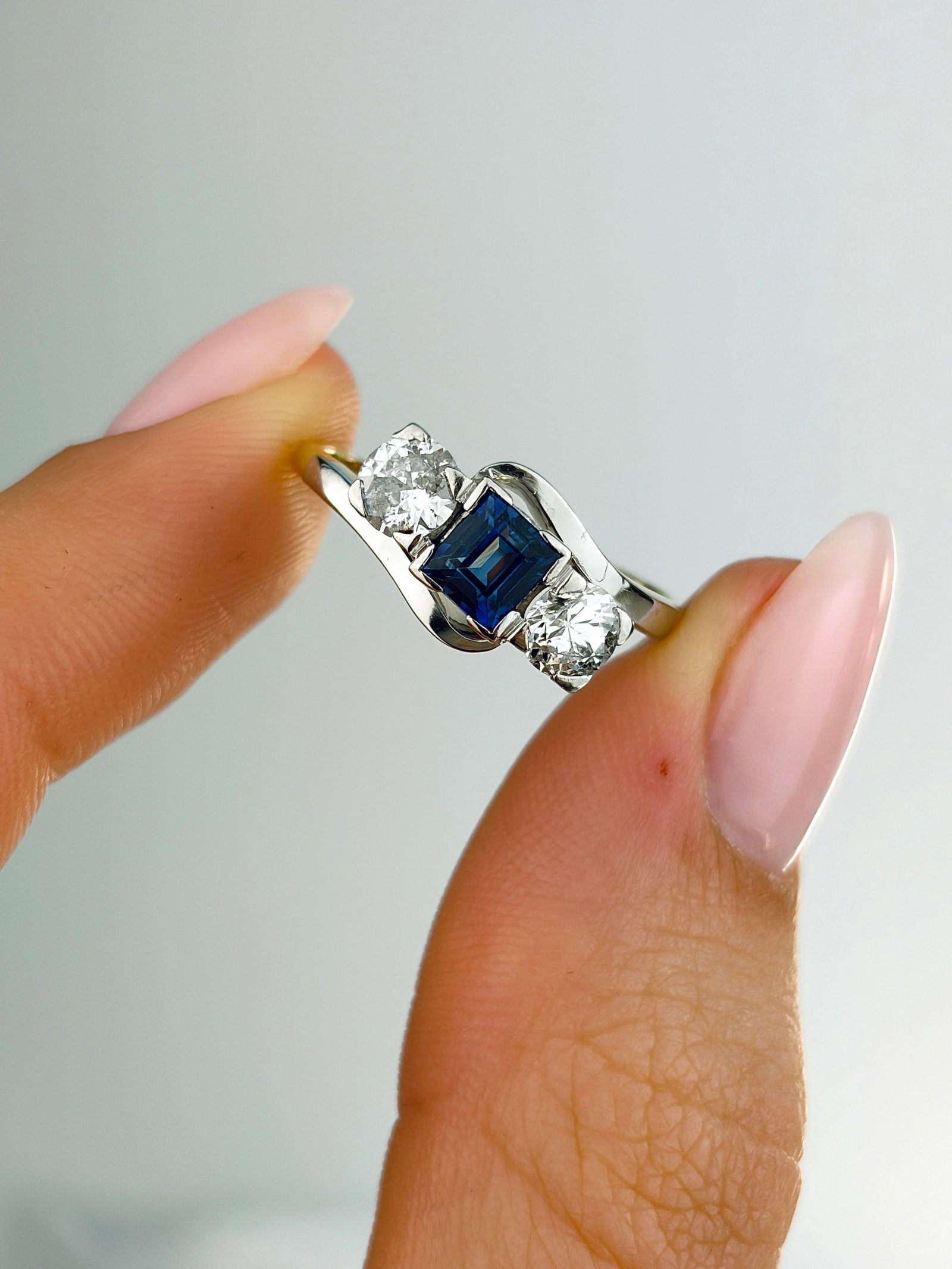 VINTAGE 18CT GOLD AND PLATINUM SAPPHIRE AND DIAMOND 3 STONE TWIST RING - 6