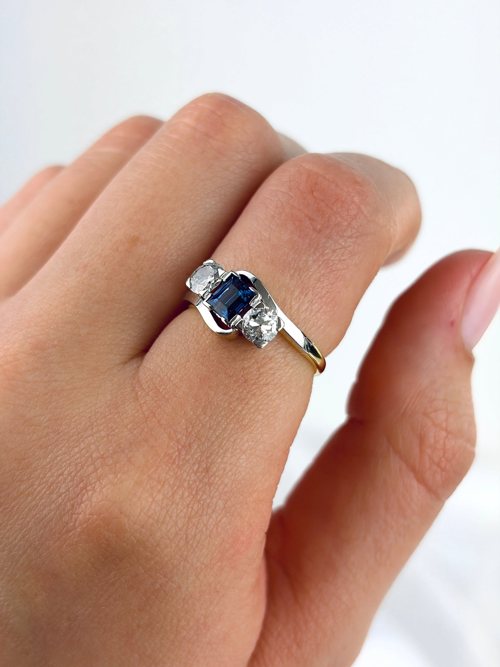 VINTAGE 18CT GOLD AND PLATINUM SAPPHIRE AND DIAMOND 3 STONE TWIST RING - 9