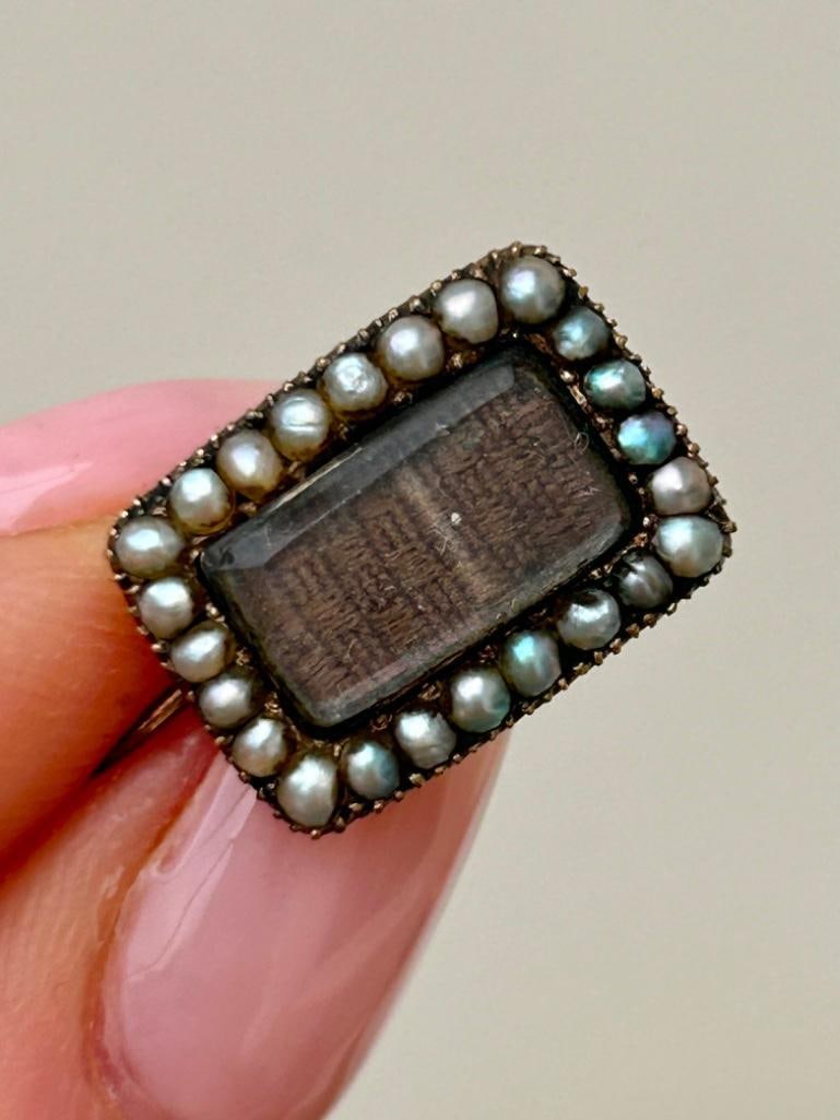 Antique Gold Pearl Brooch: Antique Gold Pearl Brooch sweet pearls surrounding measurements size 17mm x 12mm weight 2.83g materials gold and pearl HZ