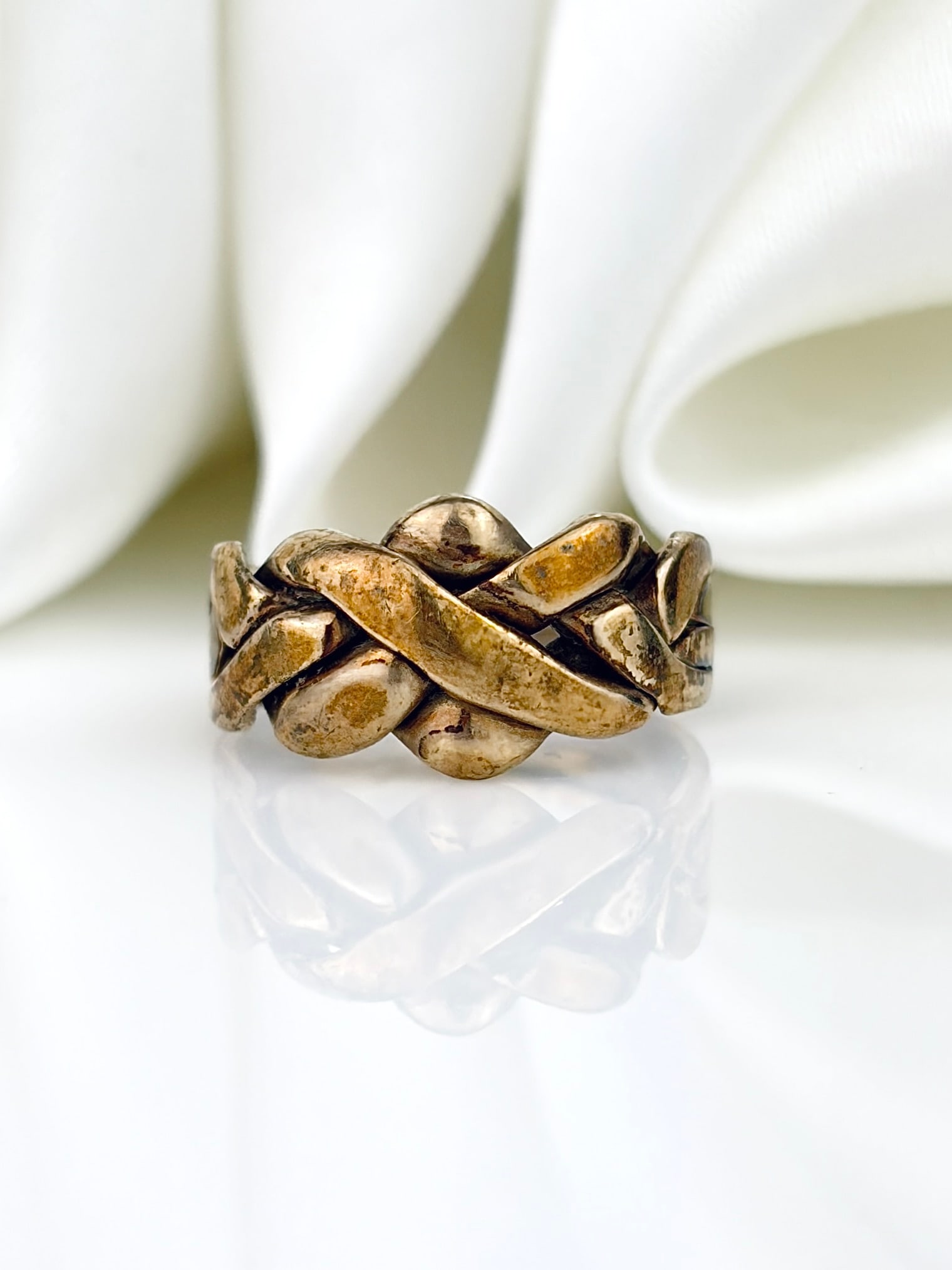 VINTAGE 9CT YELLOW GOLD LOVERS KNOT RING: VINTAGE 9CT YELLOW GOLD LOVERS KNOT RING Was a puzzle ring but has been soldered together. 