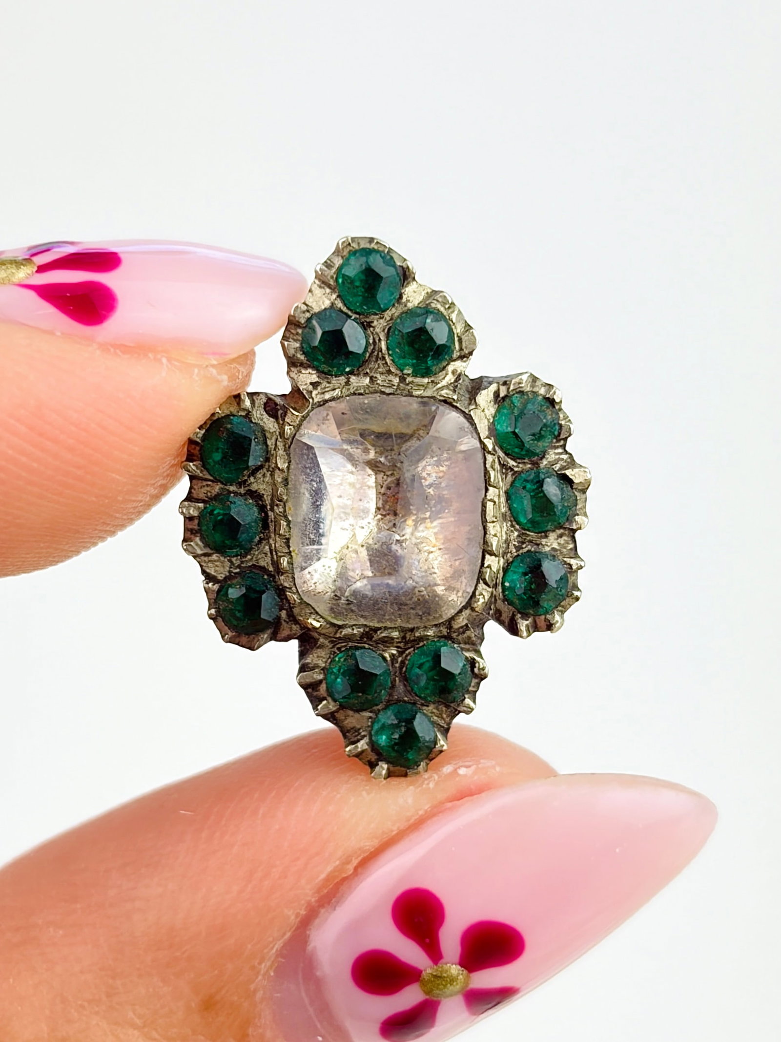 Antique Green and White Paste Brooch: Weight: 2.84g Size: 19x14mm Condition: The overall condition is very good, No C Clip Office Use: / The item will be sent in a gift box. 