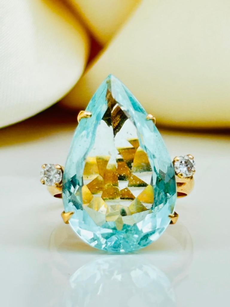 18ct Yellow Gold Large Aquamarine and Diamond Pear Shaped Ring: 18ct Yellow Gold Large Aquamarine and Diamond Pear Shaped Ring beautiful aquamarine pear shape with two sweet diamonds, exquisite measurements size uk L us 6 head of ring 19m