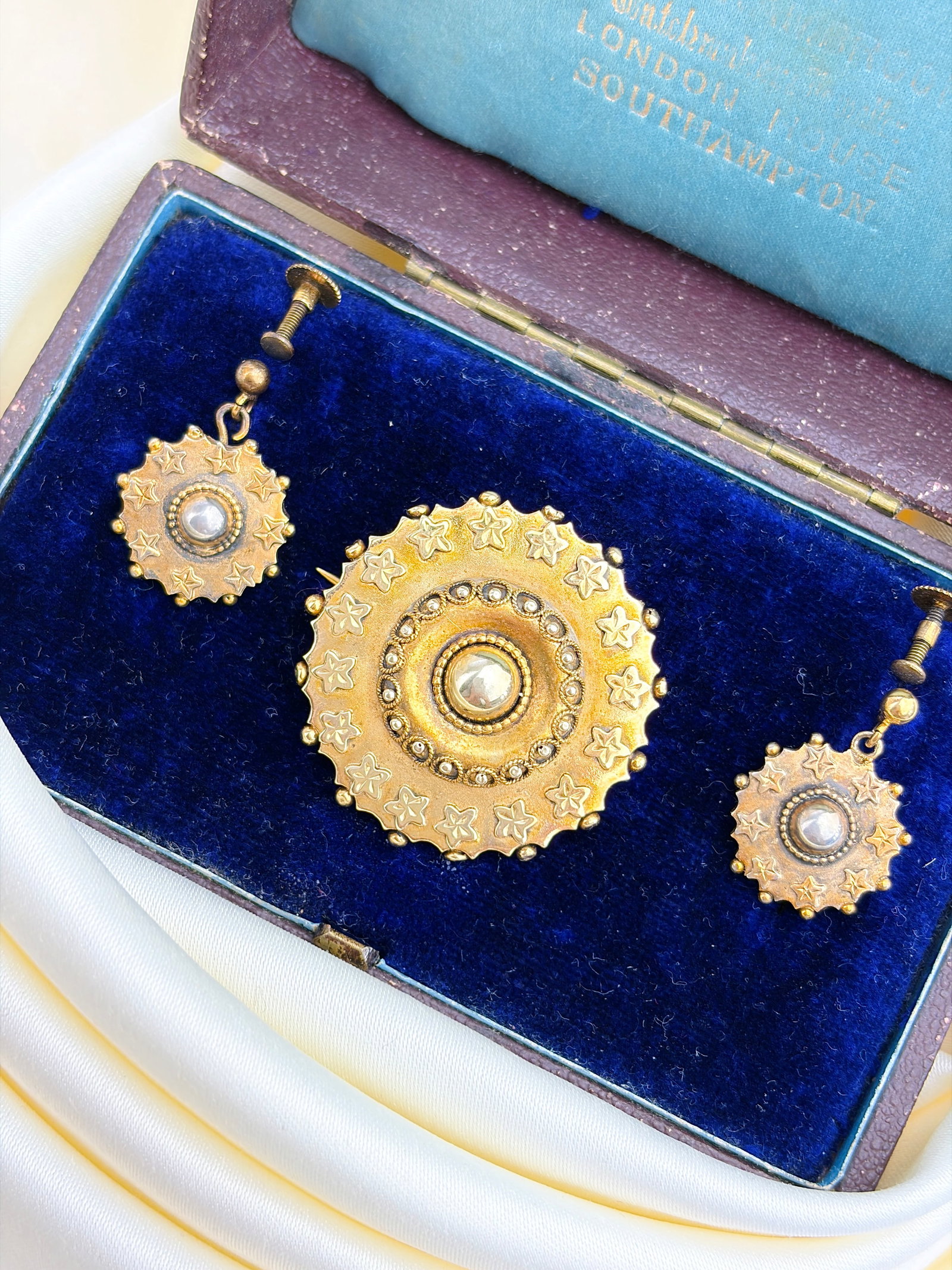 Victorian era rolled gold star set in original box: Victorian era rolled gold star set in original box charming set measurements brooch size 32 mm x 32mm earrings size 20mm x 15mm weight 10.43g materials rolled gold