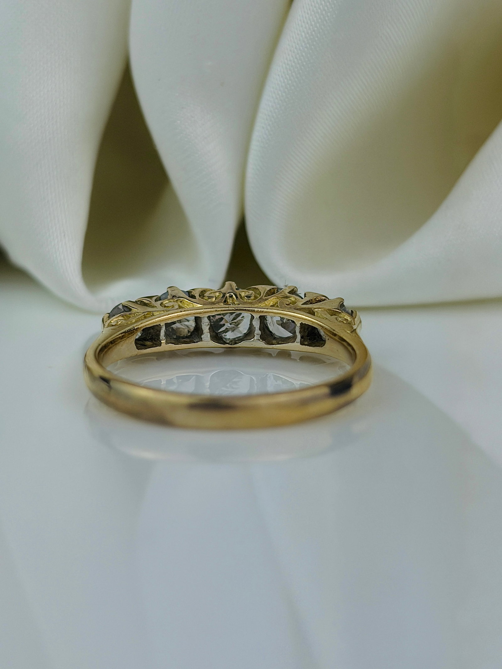 Chunky antique 18ct yellow gold 1.5ct diamond 5 stone ring with scroll gallery - 3