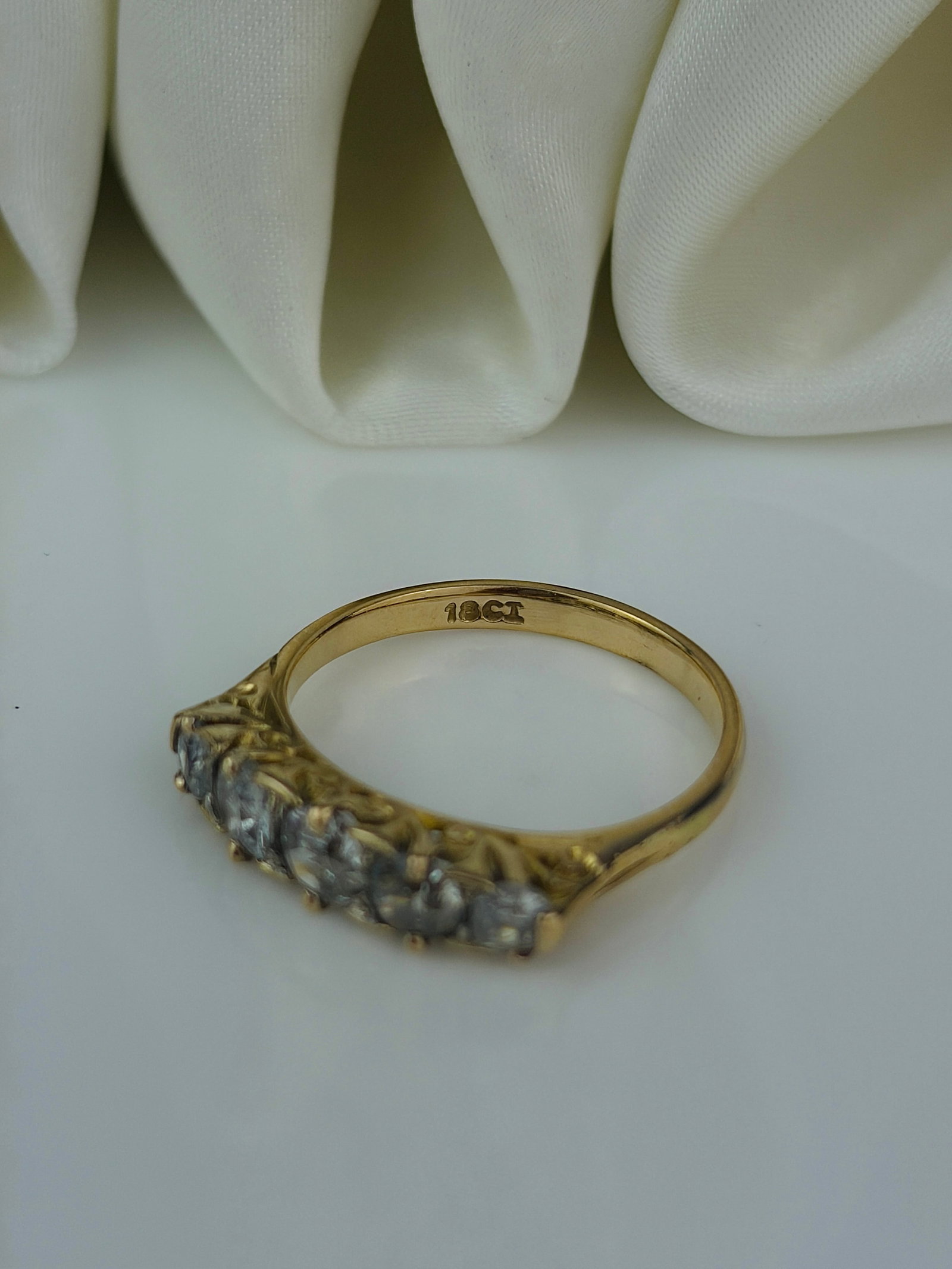 Chunky antique 18ct yellow gold 1.5ct diamond 5 stone ring with scroll gallery - 4