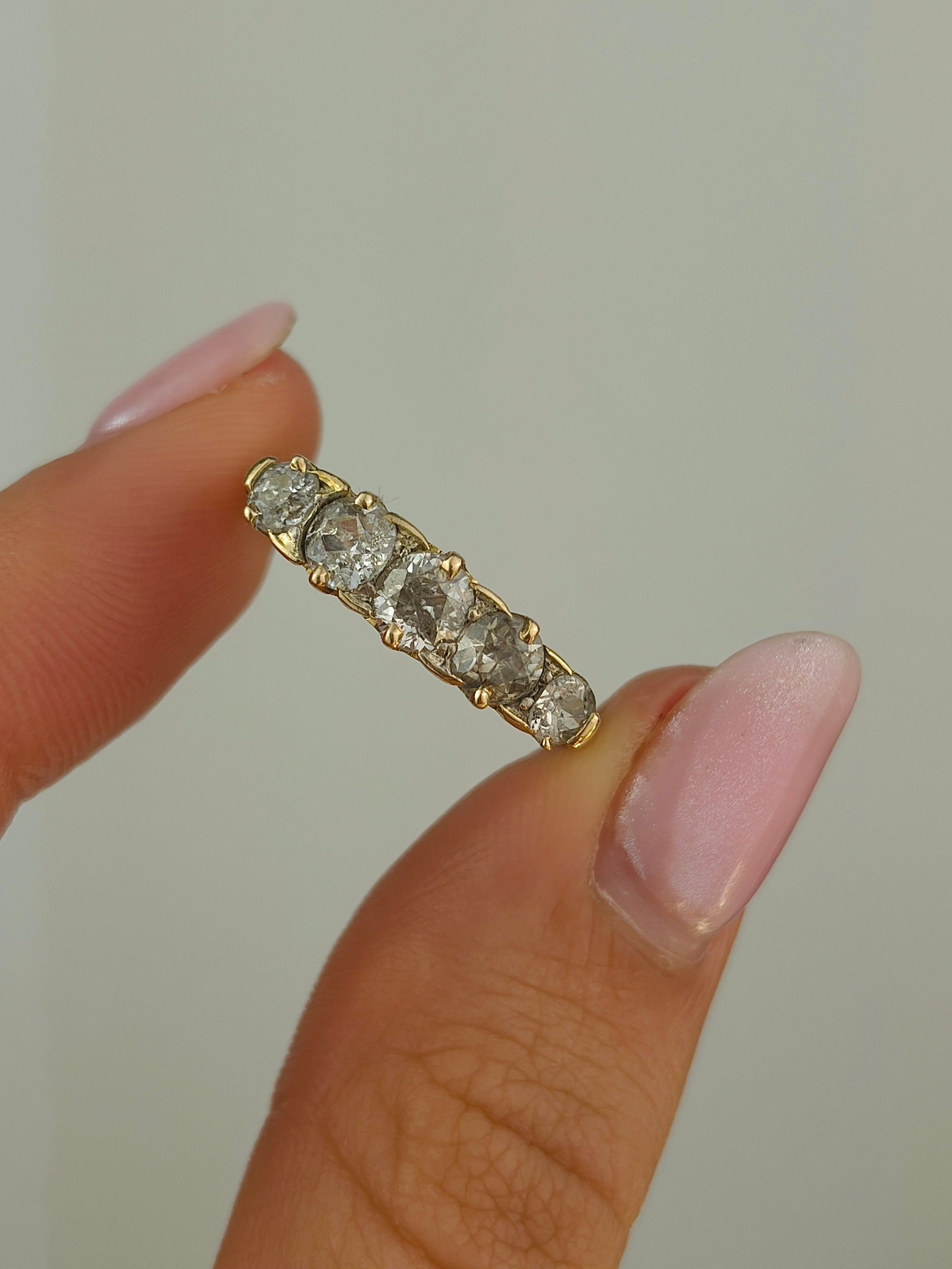 Chunky antique 18ct yellow gold 1.5ct diamond 5 stone ring with scroll gallery - 5
