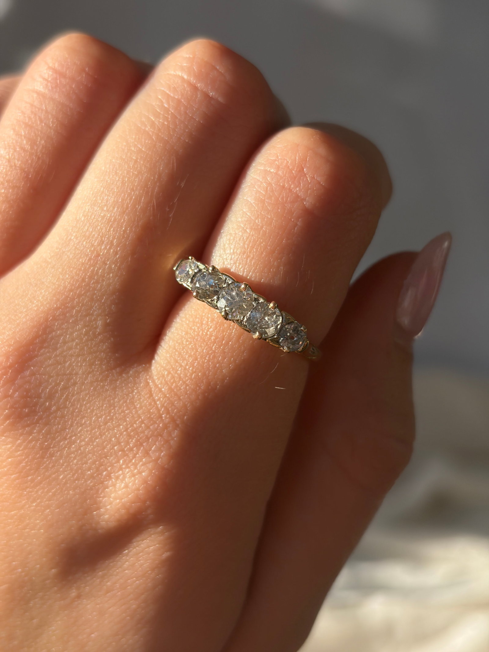 Chunky antique 18ct yellow gold 1.5ct diamond 5 stone ring with scroll gallery - 9