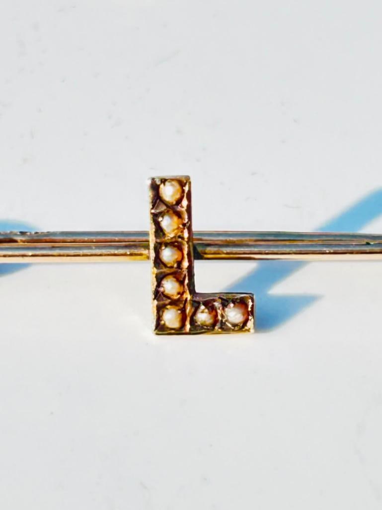 Antique 9ct Gold Pearl L Brooch Safety Pin: Antique 9ct Gold Pearl L Brooch Safety Pin wonderful Pearl L initial!! measurements size 33mm x 9mm weight 1.06g materials 9ct gold and pearl