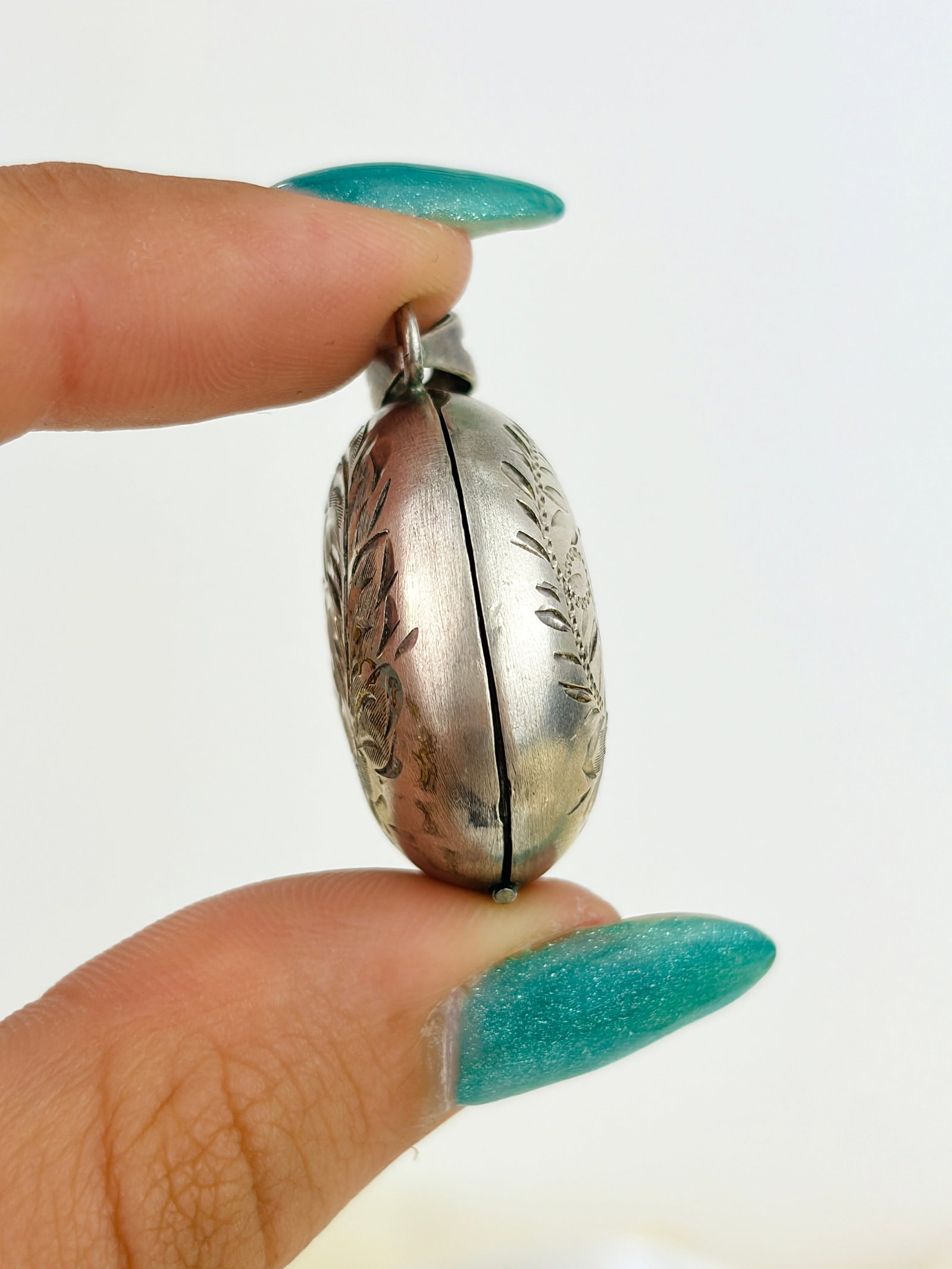 Vintage c.1975 Engraved Silver Puffy Locket Pendant - 4