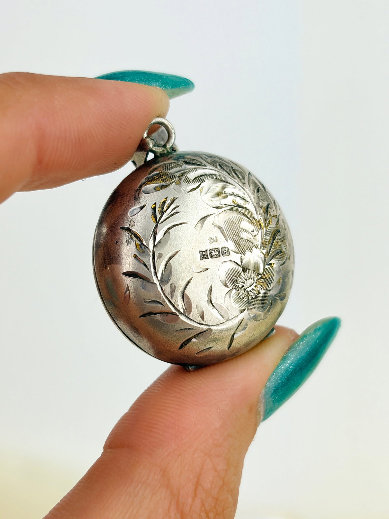 Vintage c.1975 Engraved Silver Puffy Locket Pendant - 5