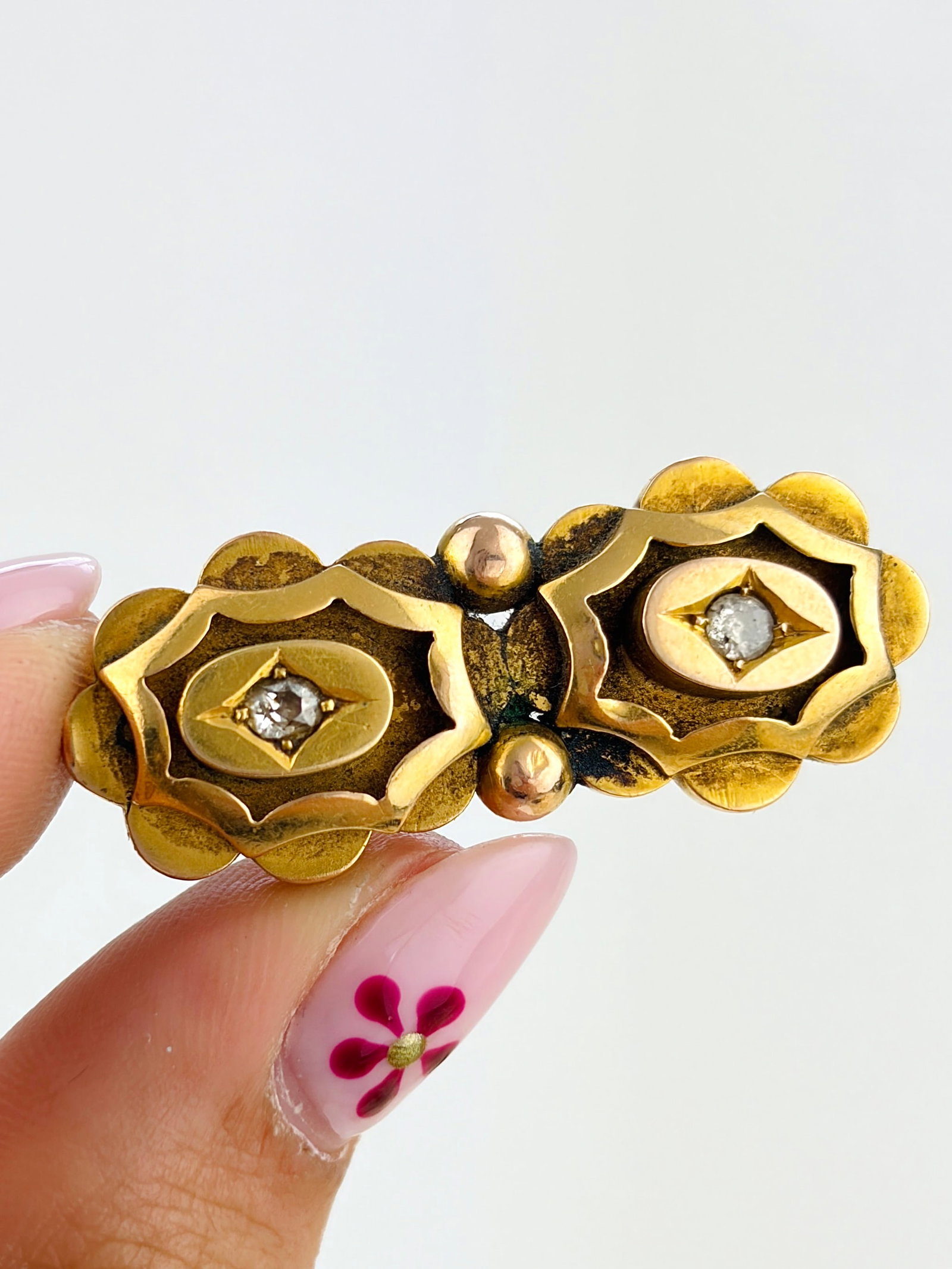 ANTIQUE 18CT YELLOW GOLD DOUBLE DIAMOND FLOWER BROOCH: ANTIQUE 18CT YELLOW GOLD DOUBLE DIAMOND FLOWER BROOCH Weight: 5.3g Size: 15x37mm Materials: 18ct gold, diamond Hallmarks: None present, tests as 18ct Condition: Good overall condition.