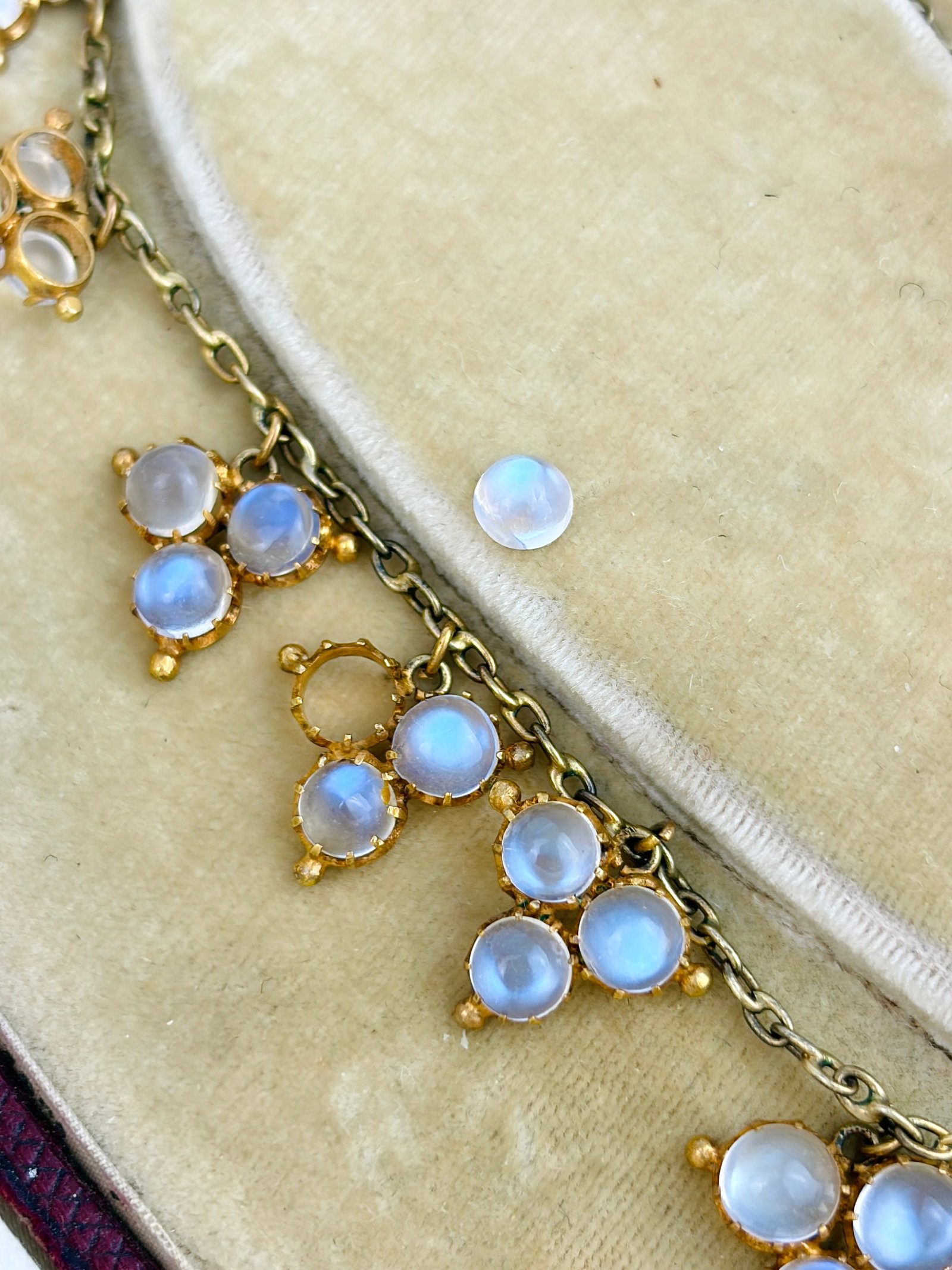 WONDERFUL BOXED ANTIQUE 18CT YELLOW GOLD MOONSTONE CLUSTER FRINGE NECKLACE - 13