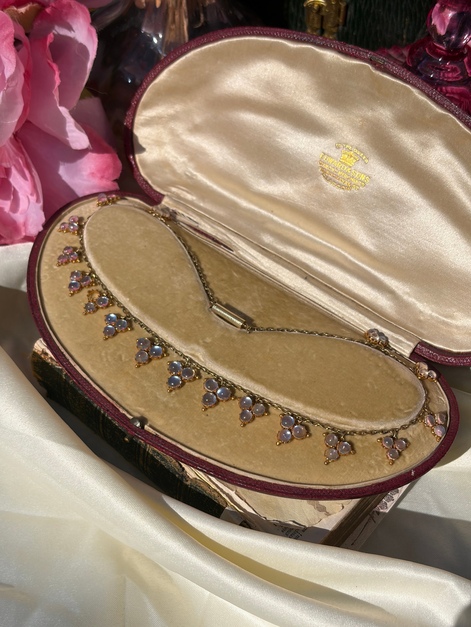 WONDERFUL BOXED ANTIQUE 18CT YELLOW GOLD MOONSTONE CLUSTER FRINGE NECKLACE - 3
