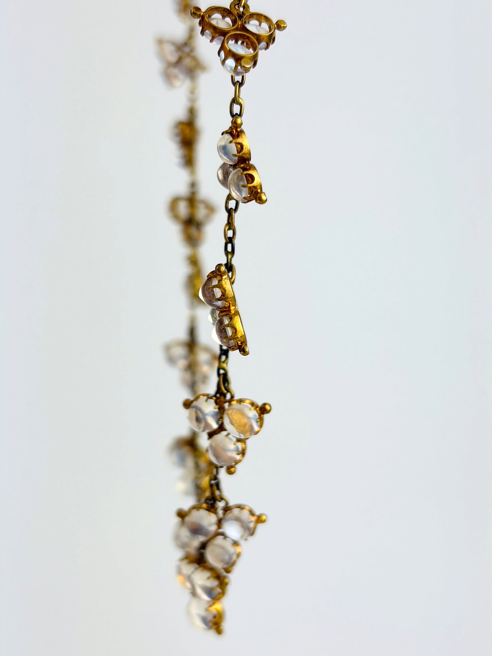 WONDERFUL BOXED ANTIQUE 18CT YELLOW GOLD MOONSTONE CLUSTER FRINGE NECKLACE - 9
