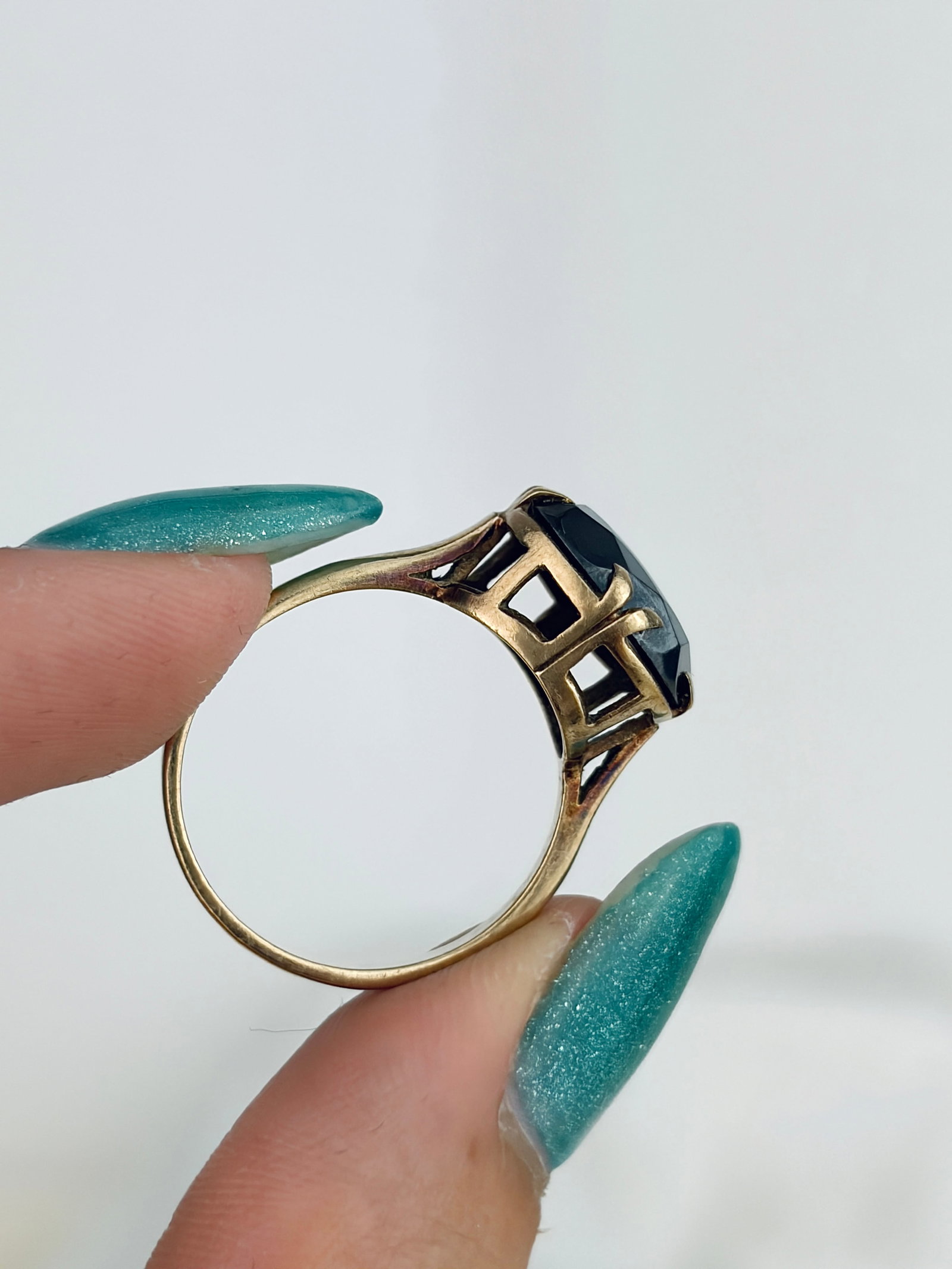 Amazing 9ct Yellow Gold Hematite Solitaire Ring - 6