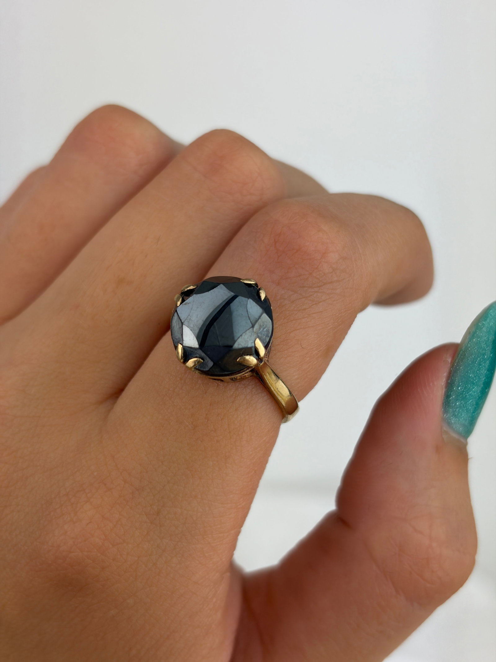 Amazing 9ct Yellow Gold Hematite Solitaire Ring - 8