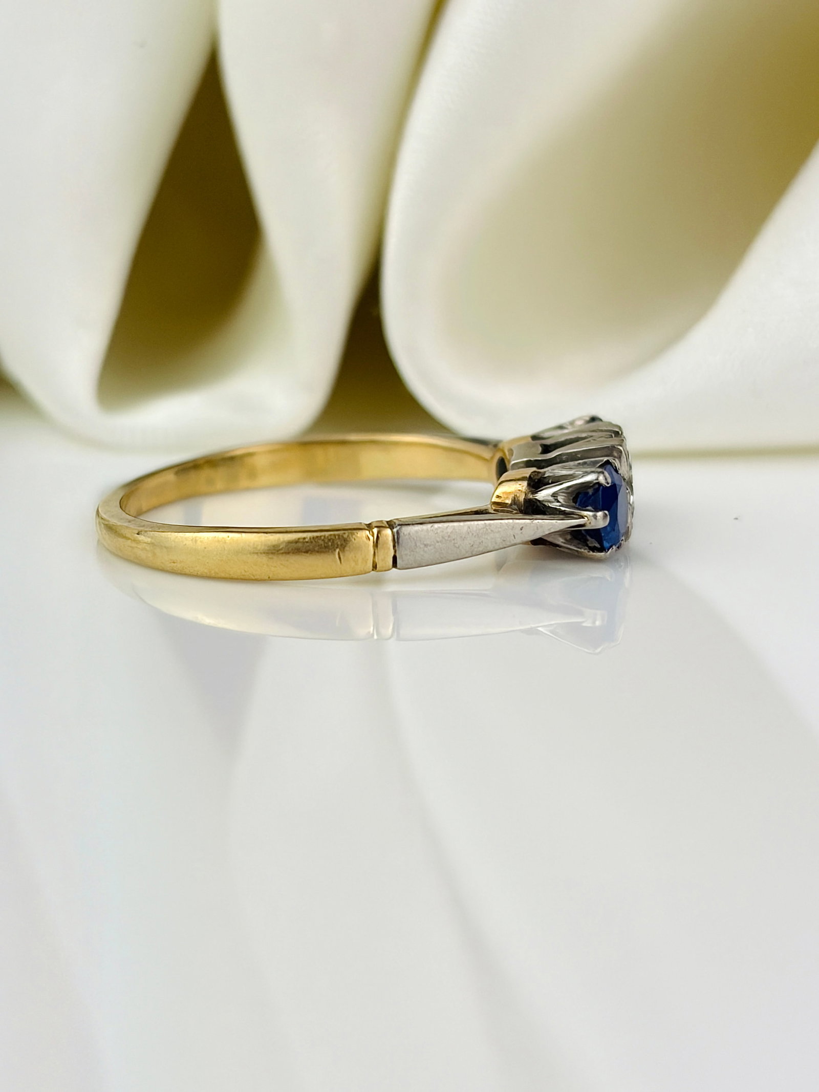 antique art deco era sapphire and diamond 3 stone ring in 18ct yellow gold and platinum - 2