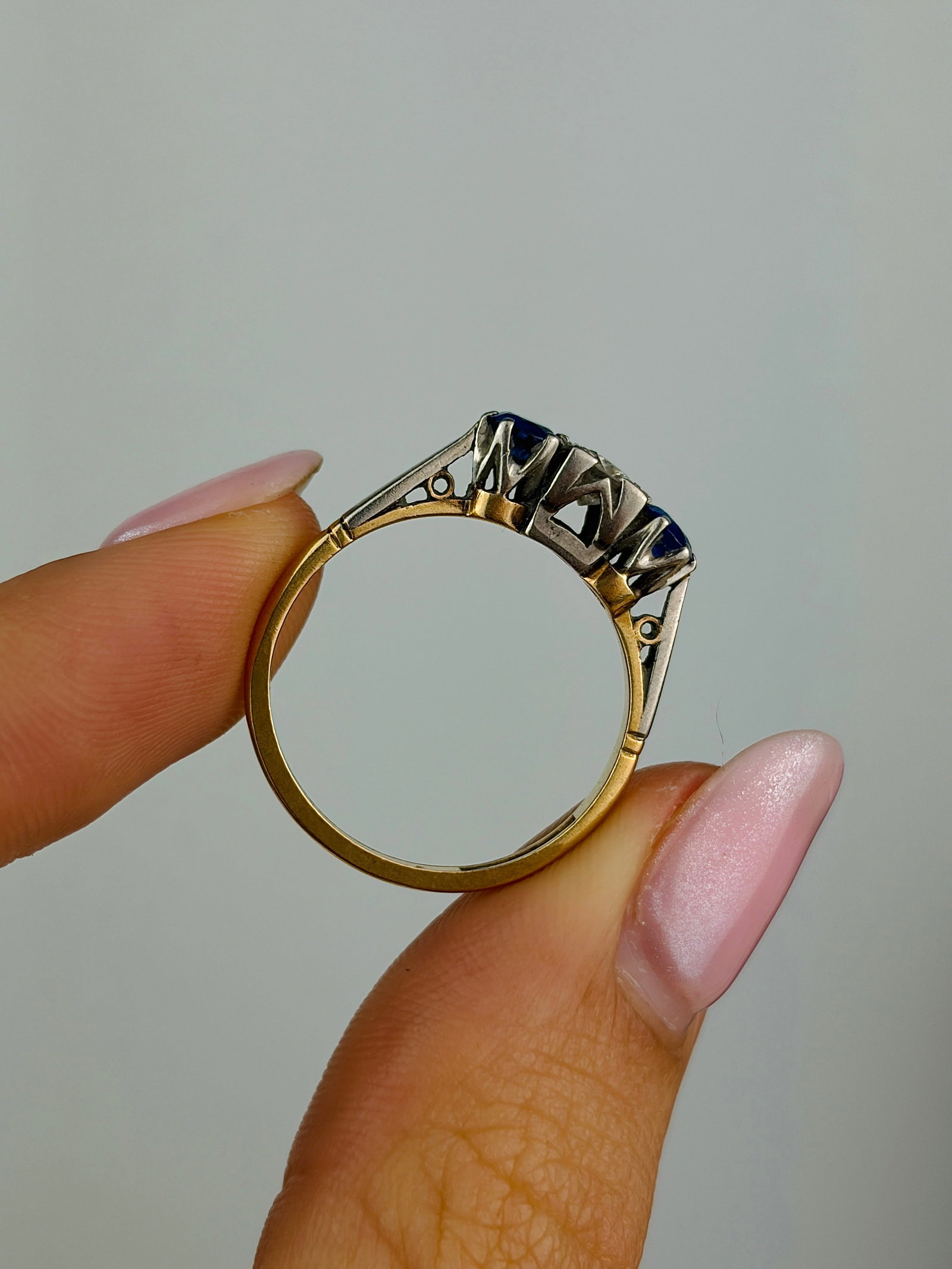 antique art deco era sapphire and diamond 3 stone ring in 18ct yellow gold and platinum - 6