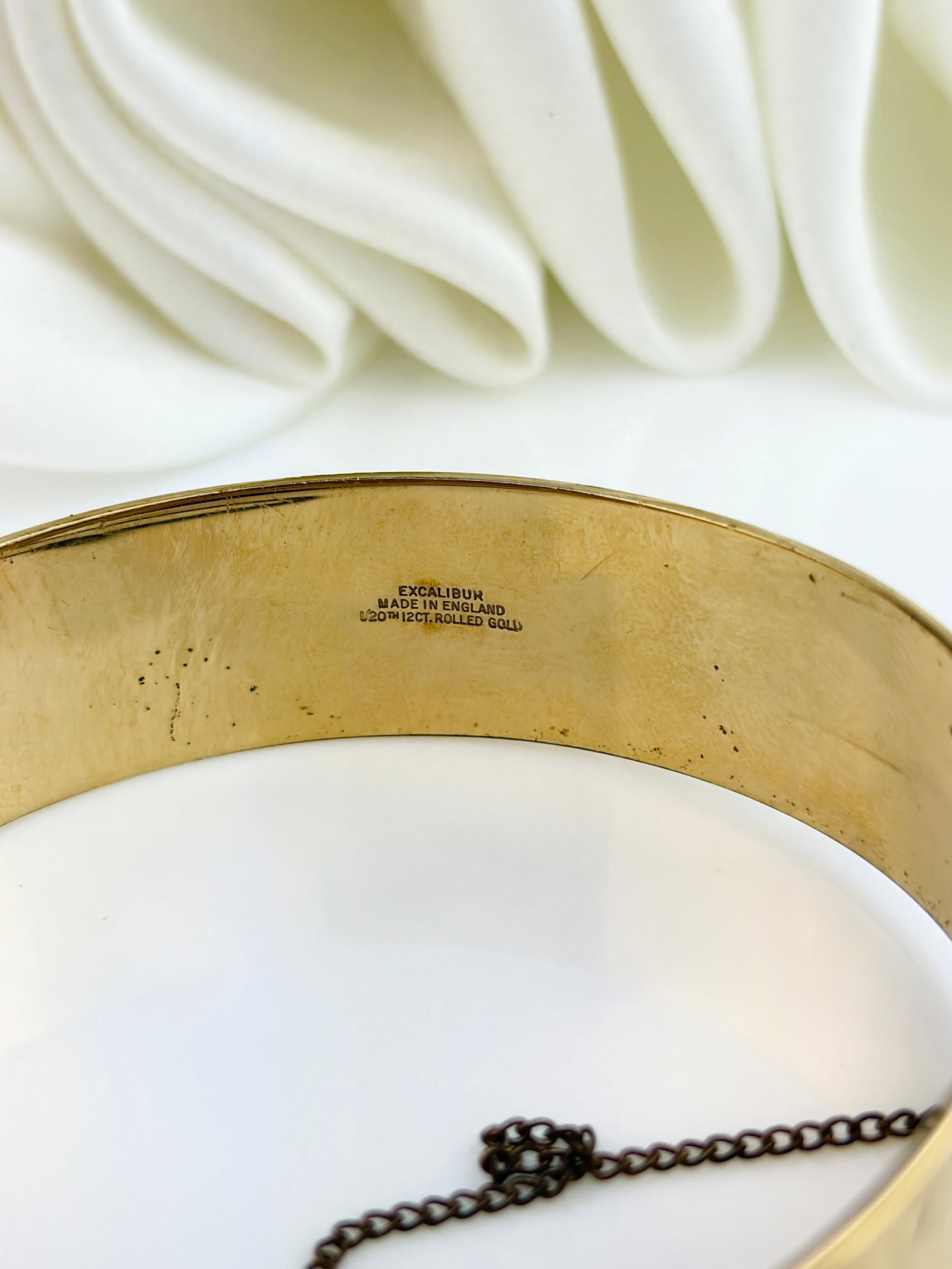 VINTAGE BOXED 1/20TH 12CT ROLLED GOLD CHUNKY AGATE SWIRL DETAIL BANGLE BRACELET - 10