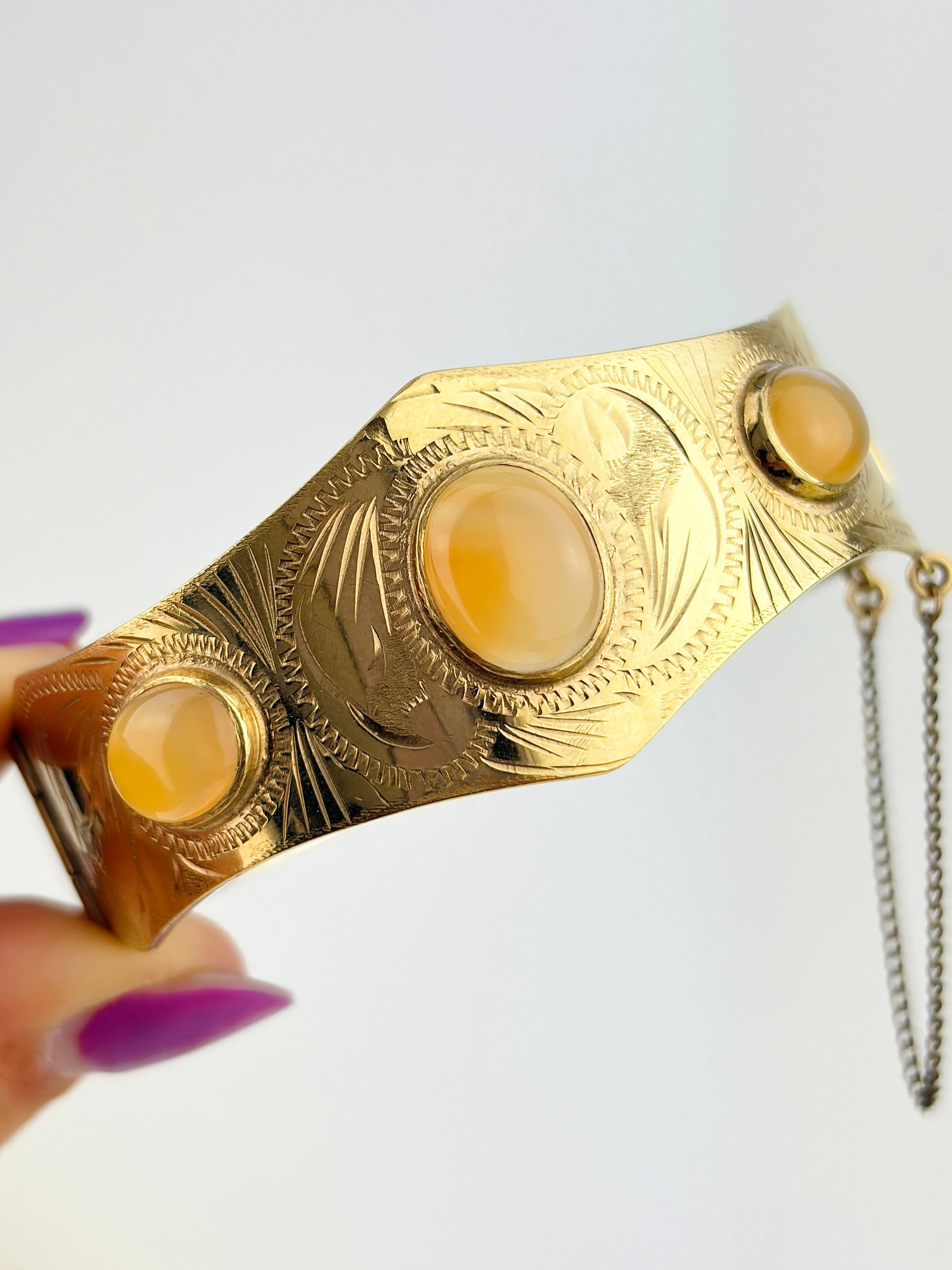 VINTAGE BOXED 1/20TH 12CT ROLLED GOLD CHUNKY AGATE SWIRL DETAIL BANGLE BRACELET: VINTAGE BOXED 1/20TH 12CT ROLLED GOLD CHUNKY AGATE SWIRL DETAIL BANGLE BRACELET Lovely bracelet, in its original box made to look like a book!