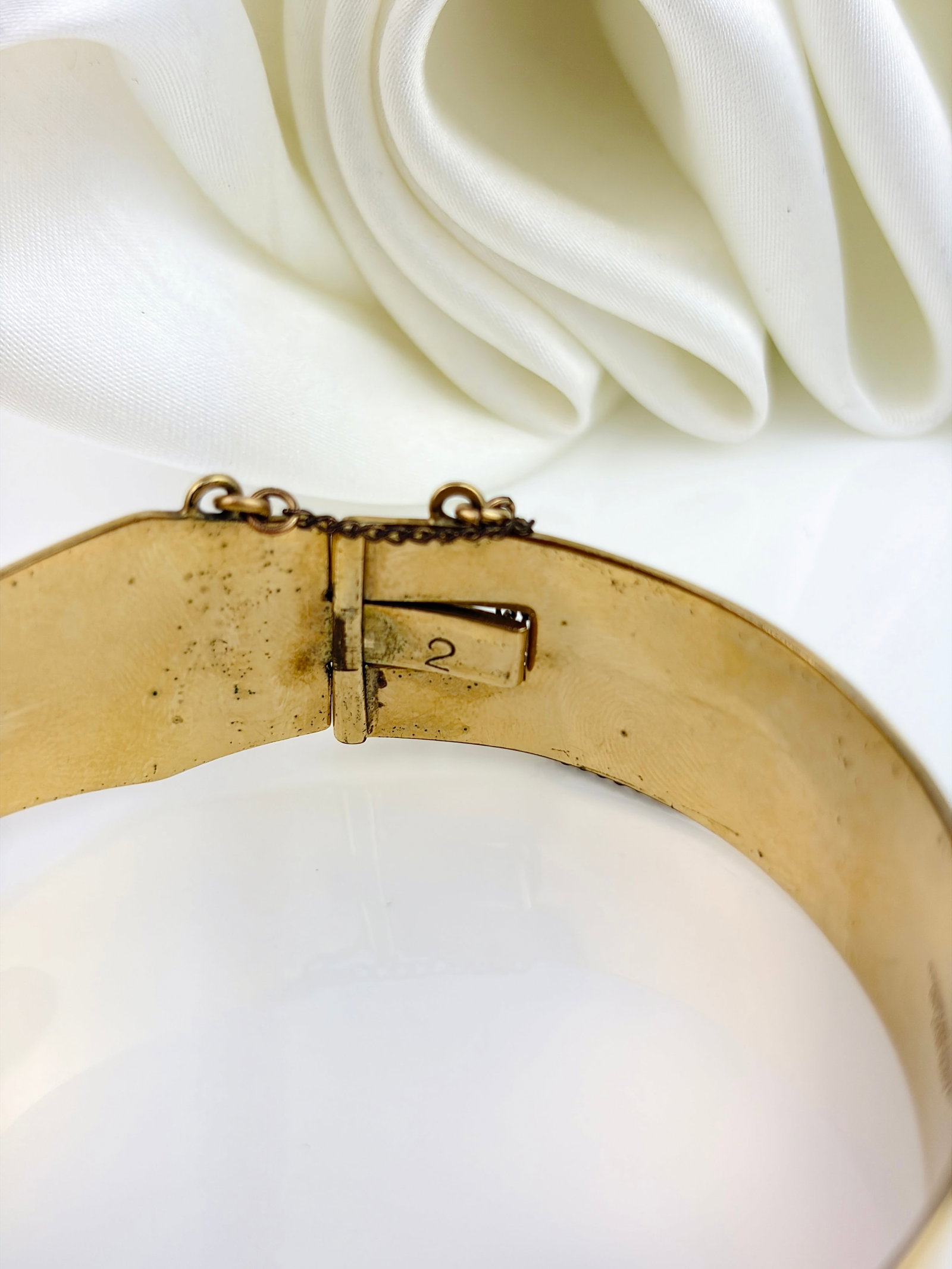VINTAGE BOXED 1/20TH 12CT ROLLED GOLD CHUNKY AGATE SWIRL DETAIL BANGLE BRACELET - 9
