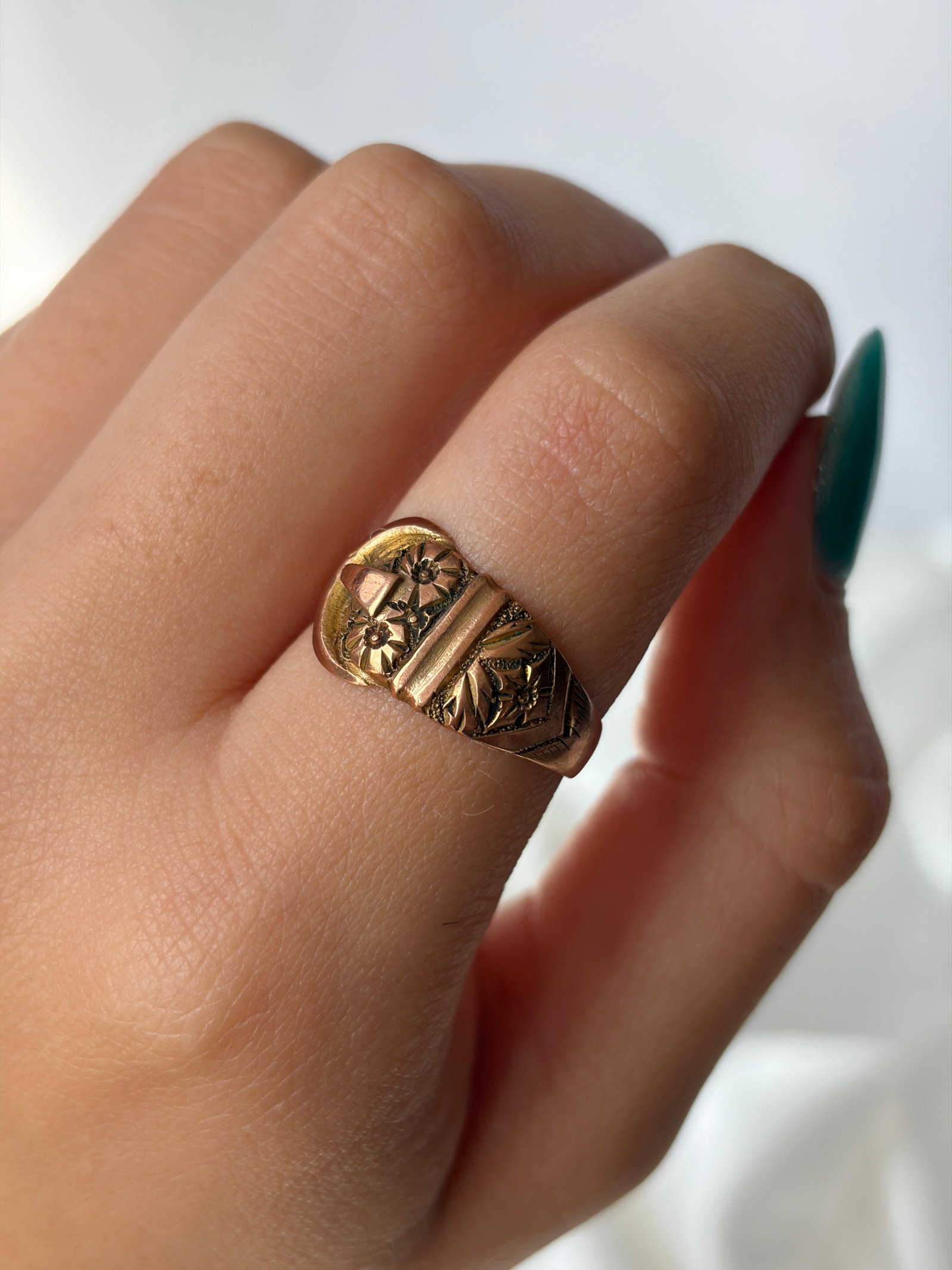 Antique c.1918 Boxed 9ct Yellow Gold Buckle Band Ring with Flower Details - 10