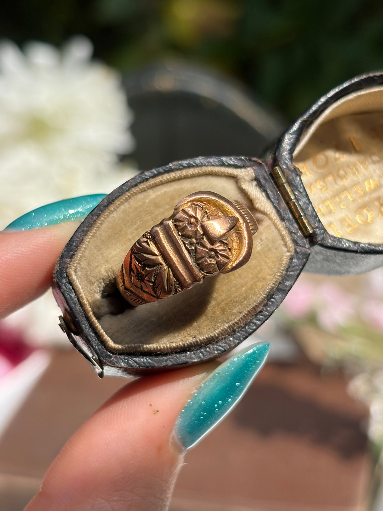 Antique c.1918 Boxed 9ct Yellow Gold Buckle Band Ring with Flower Details - 11