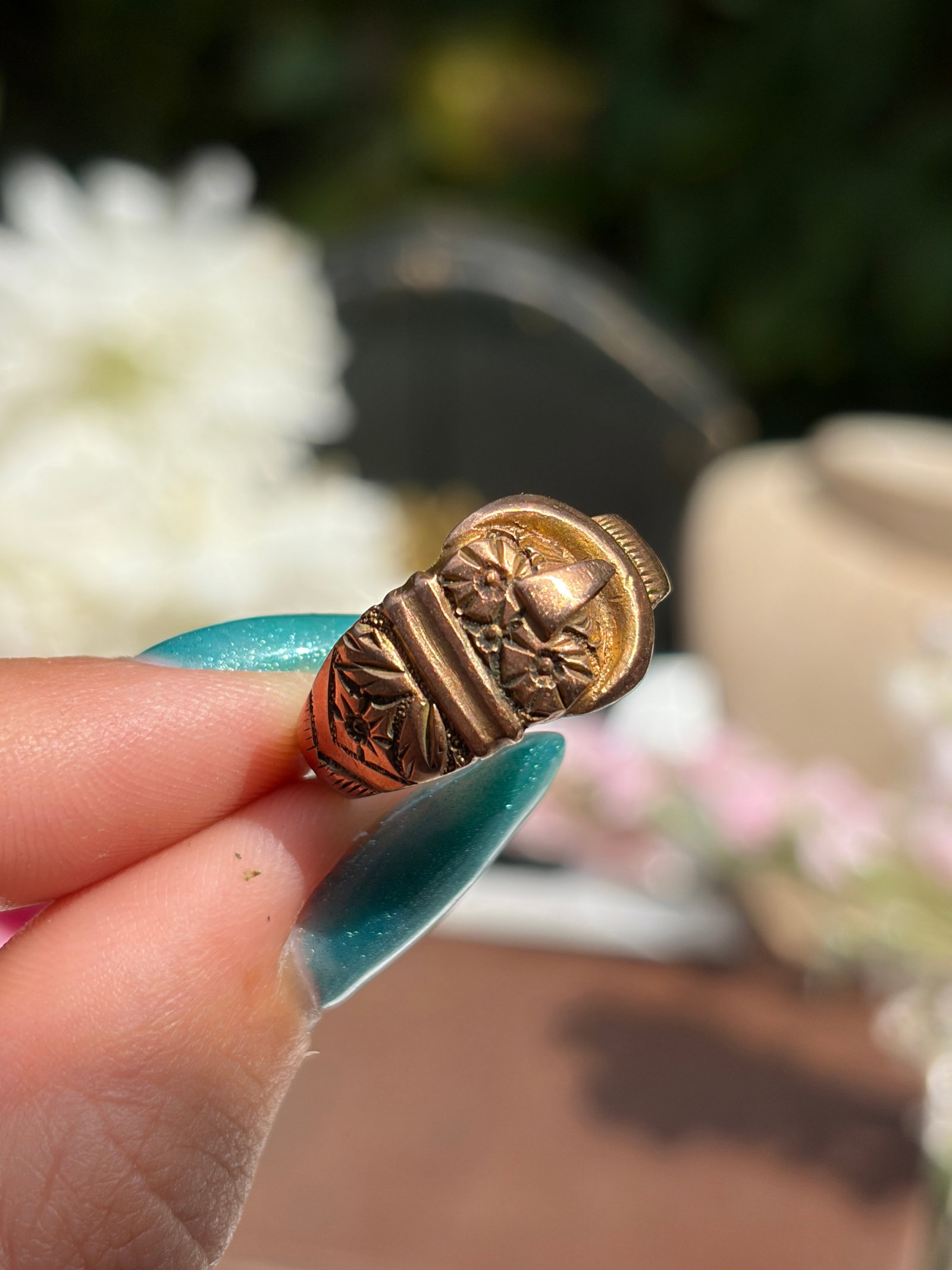 Antique c.1918 Boxed 9ct Yellow Gold Buckle Band Ring with Flower Details - 12