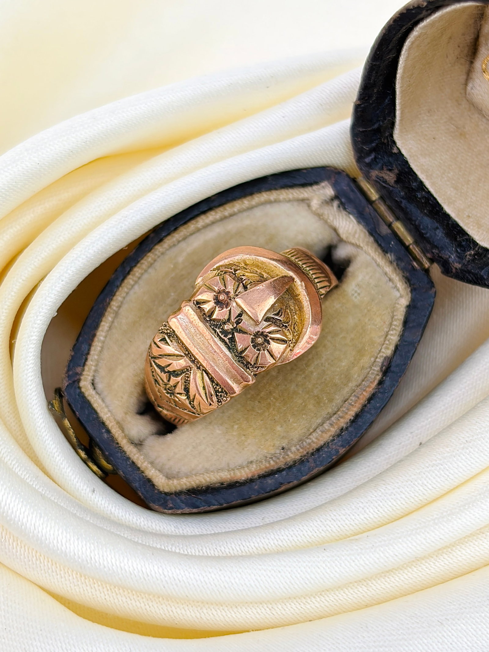 Antique c.1918 Boxed 9ct Yellow Gold Buckle Band Ring with Flower Details: Antique c.1918 Boxed 9ct Yellow Gold Buckle Band Ring with Flower Details Gorgeous buckle ring!