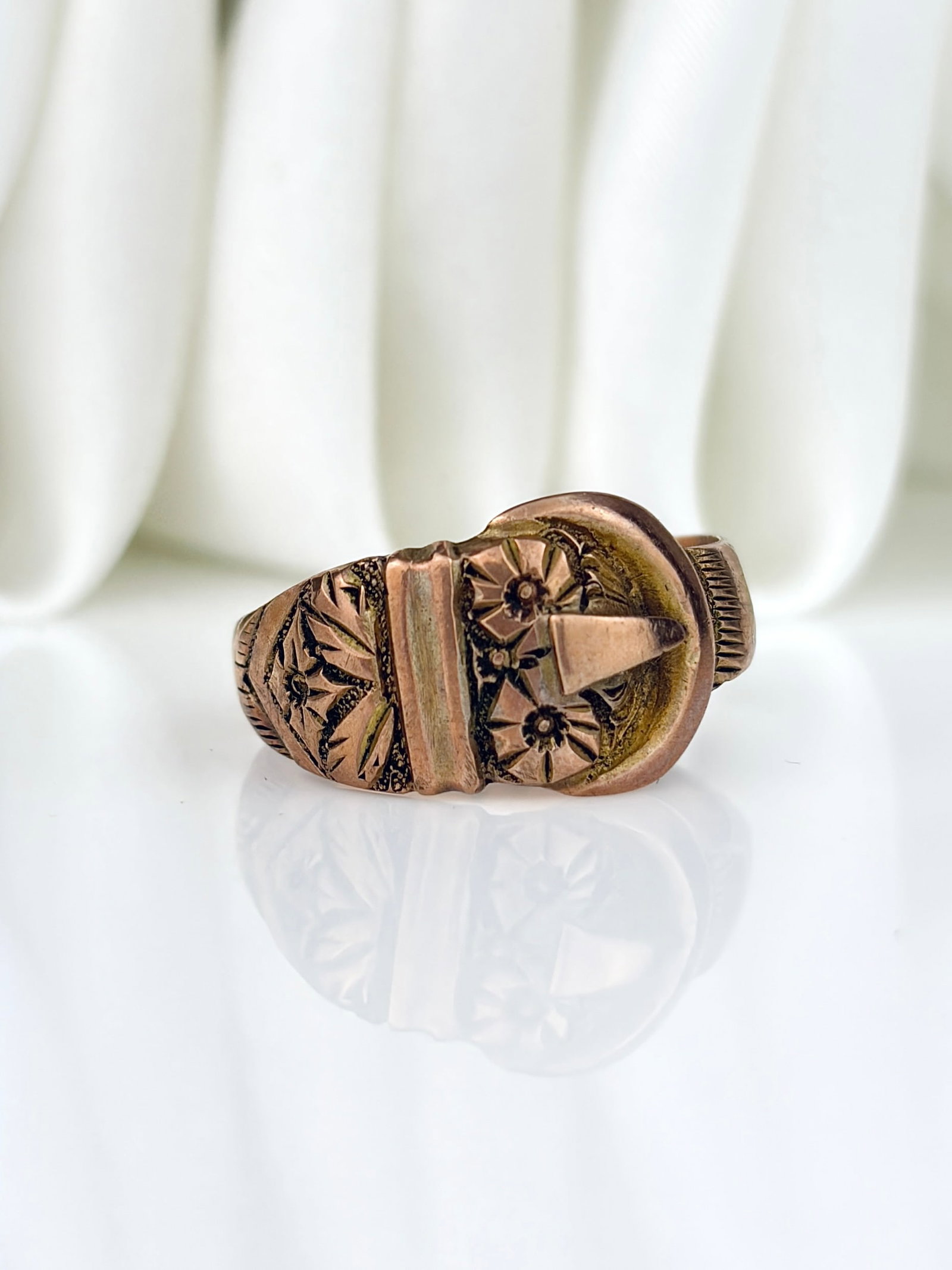 Antique c.1918 Boxed 9ct Yellow Gold Buckle Band Ring with Flower Details - 3