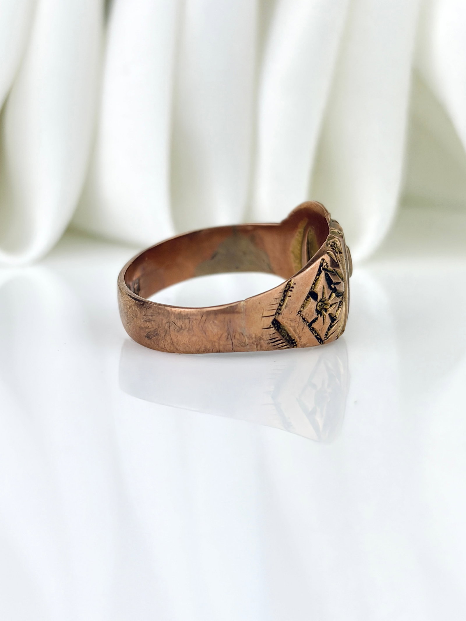 Antique c.1918 Boxed 9ct Yellow Gold Buckle Band Ring with Flower Details - 4