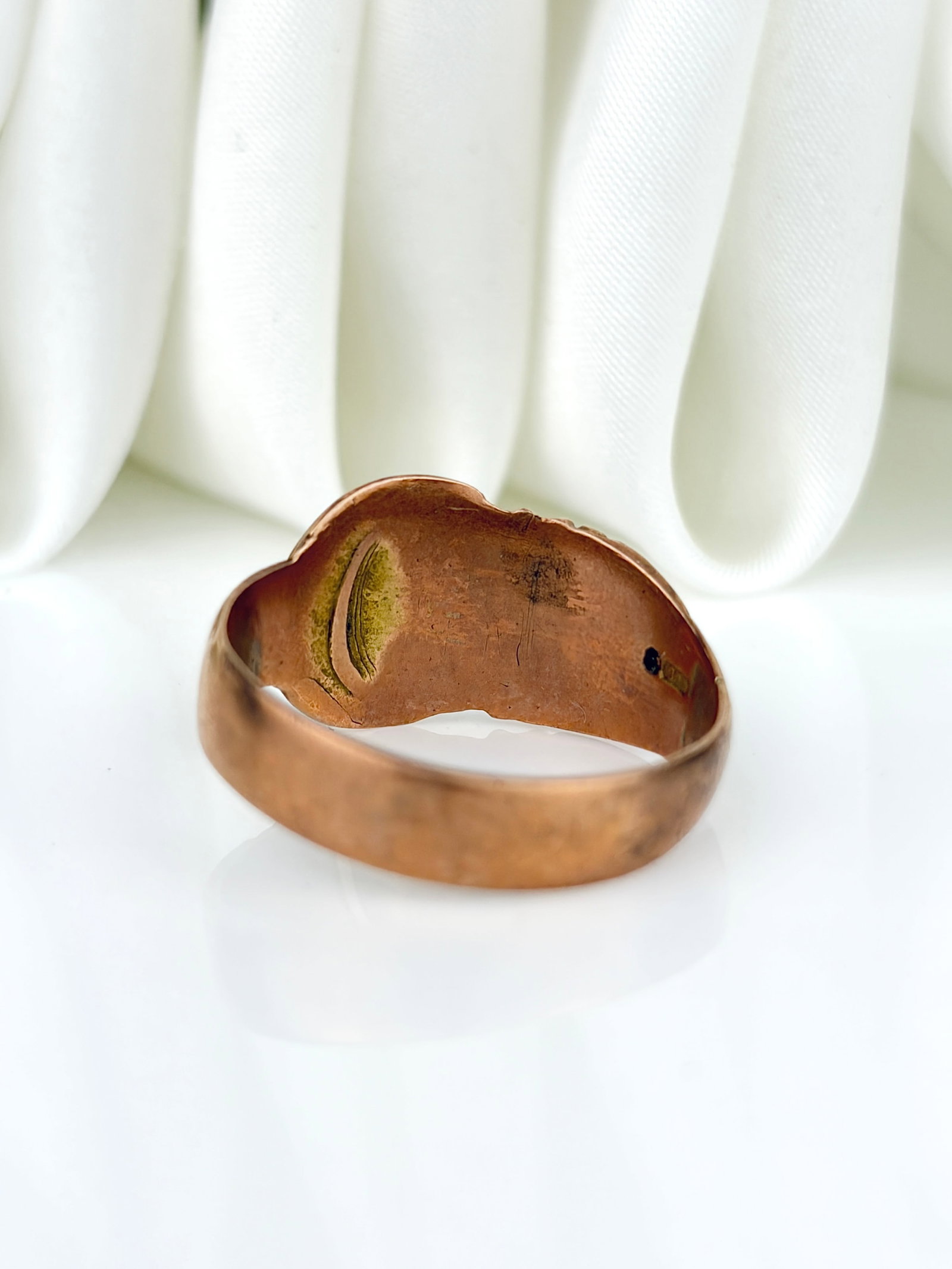Antique c.1918 Boxed 9ct Yellow Gold Buckle Band Ring with Flower Details - 5