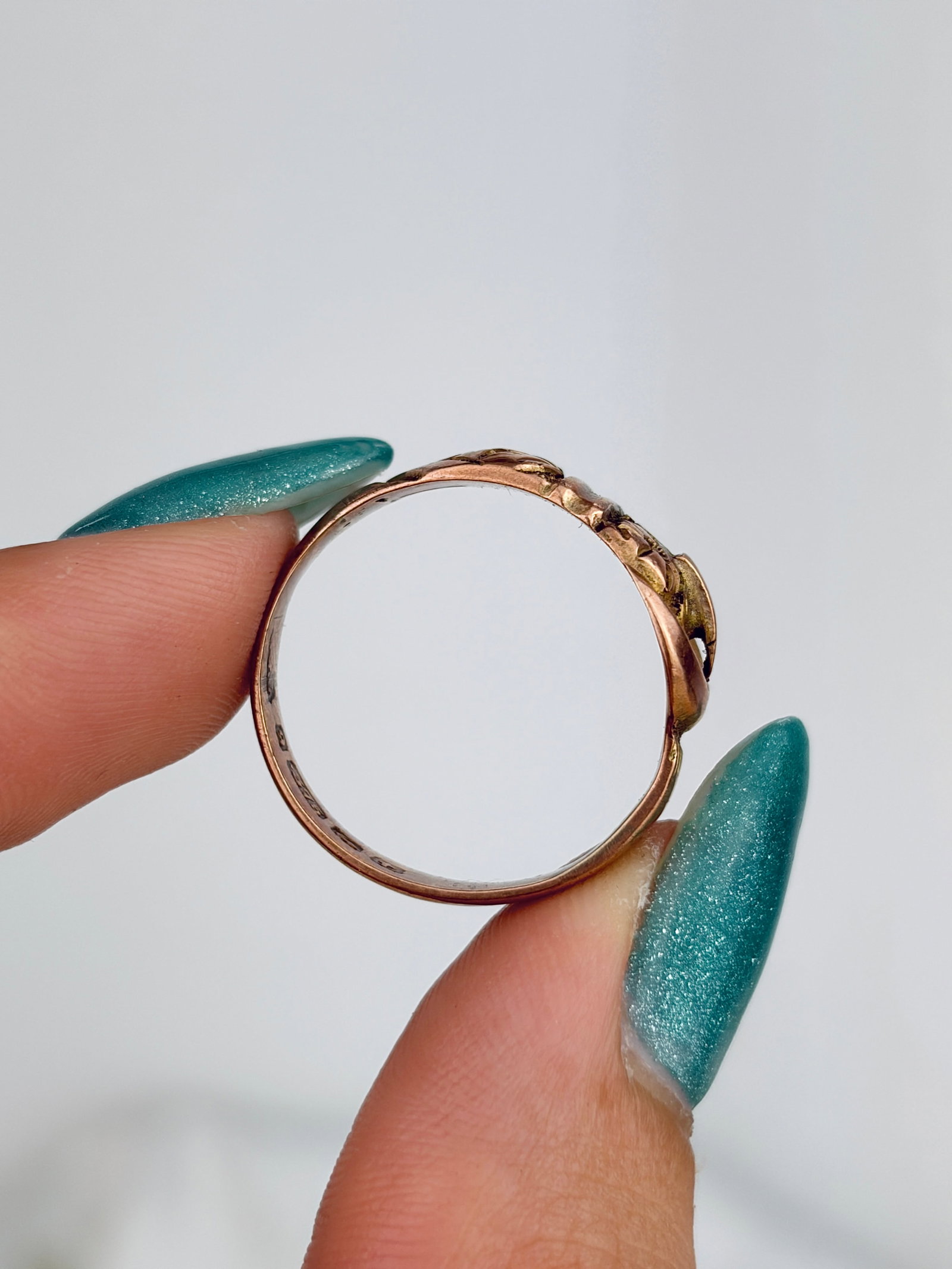 Antique c.1918 Boxed 9ct Yellow Gold Buckle Band Ring with Flower Details - 8