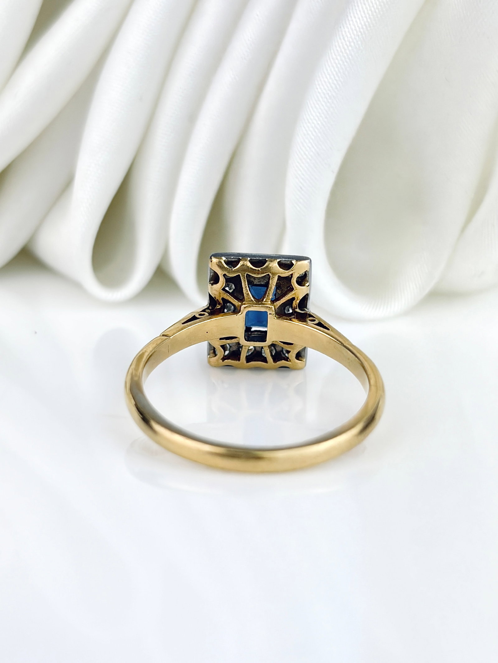 Antique Art Deco Era Sapphire and Diamond Panel Ring in 18ct Gold and Platinum - 4
